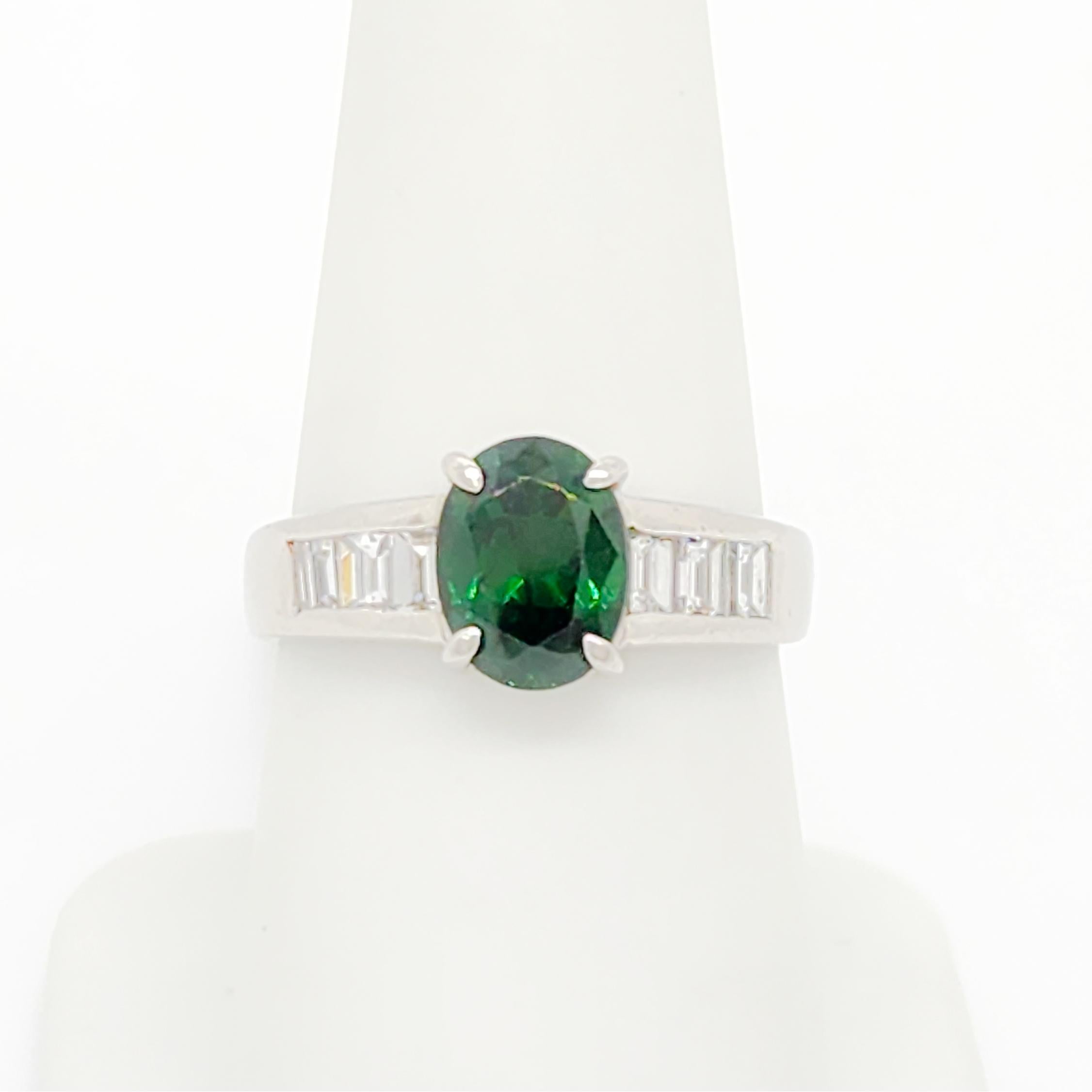 Ovaler und weißer Diamantring aus Platin mit grünem Tsavorit und Granat im Angebot 3