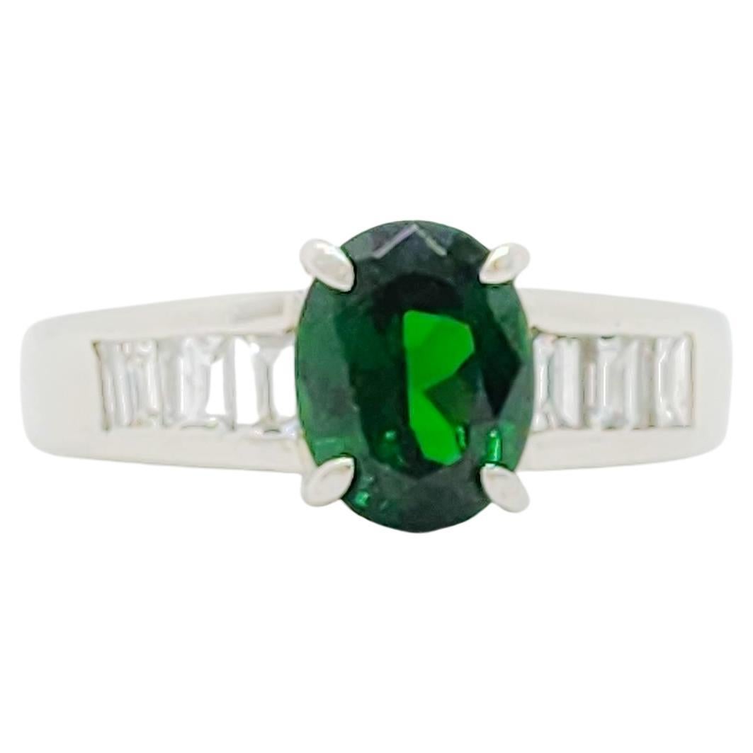 Bague en platine, grenat tsavorite vert ovale et diamant blanc en vente