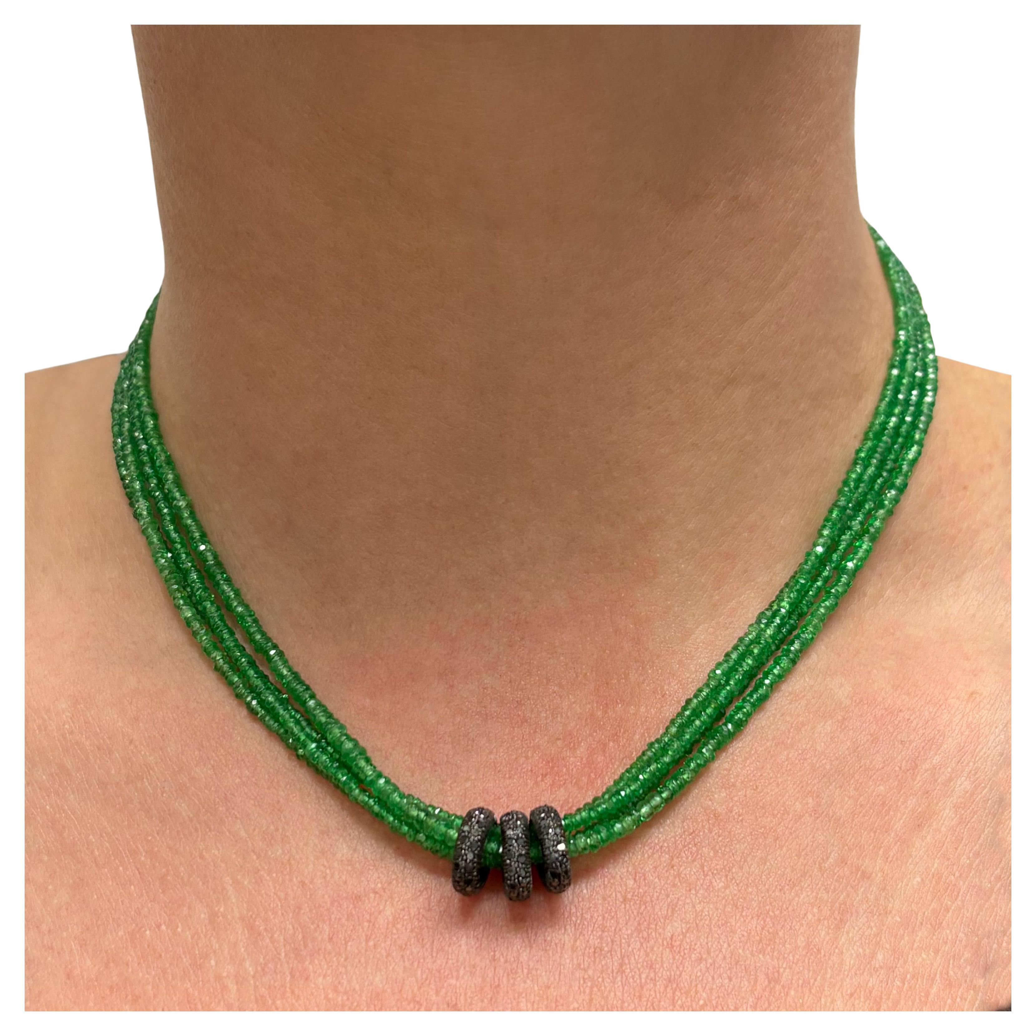 Mehrstrangige Halskette mit grünem Tsavorit Granat mit Pave Diamant Tafelaufsatz im Angebot