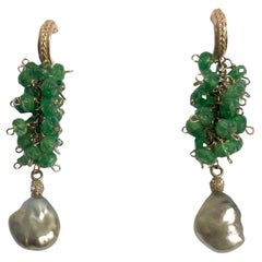 Grüner Tsavorit Granate mit grünen Tahiti-Keshi-Perlen und grünen Paradizia-Ohrringen