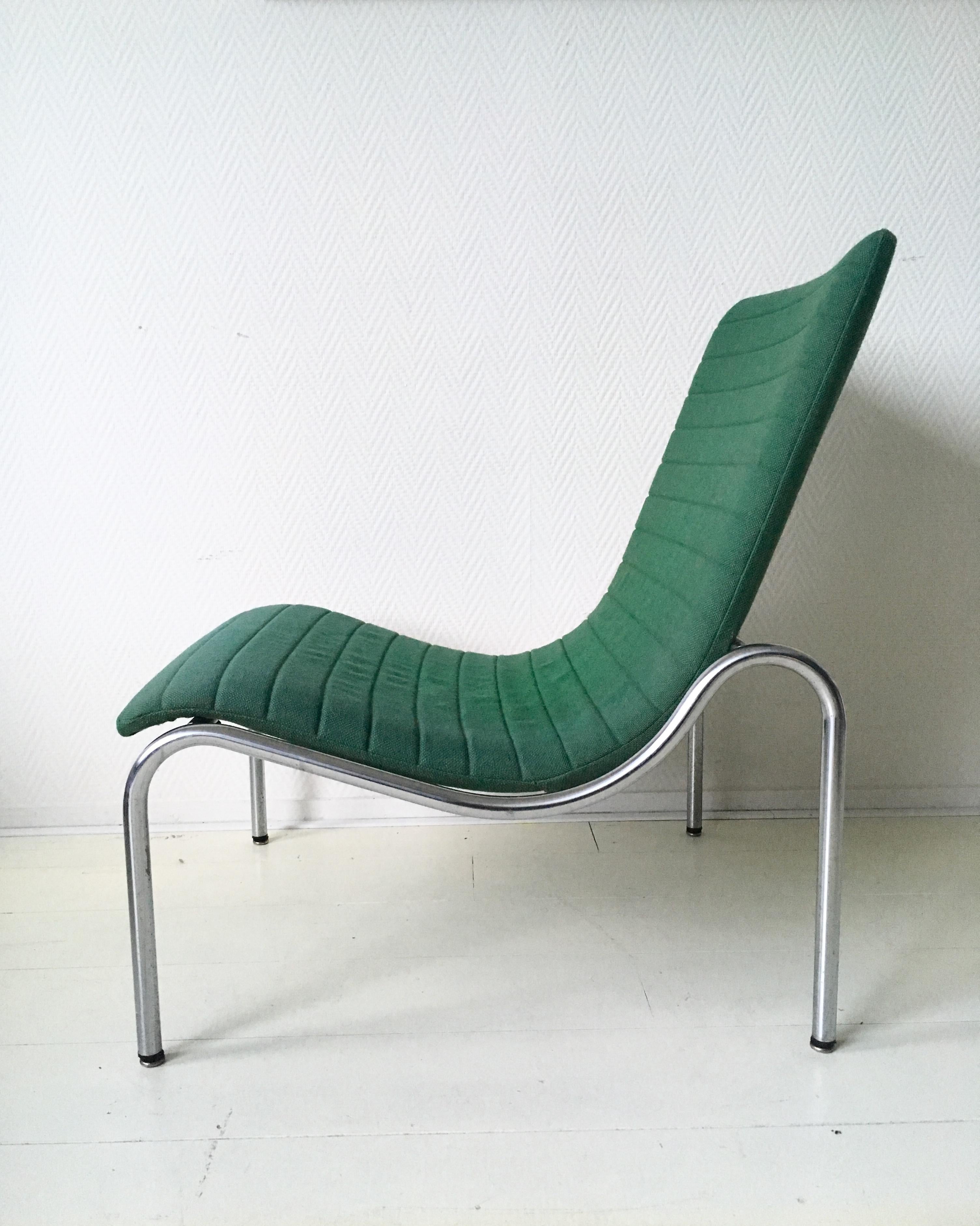 This lounge chair was designed by Kho Liang Ie for Stabin Holland in 1968. It features a tubular base with green upholstery. The piece remains in good vintage condition. NOW TEMPORARY DISCOUNT PROMO CODE AVAILABLE, SEND MESSAGE FOR MORE INFORMATION!