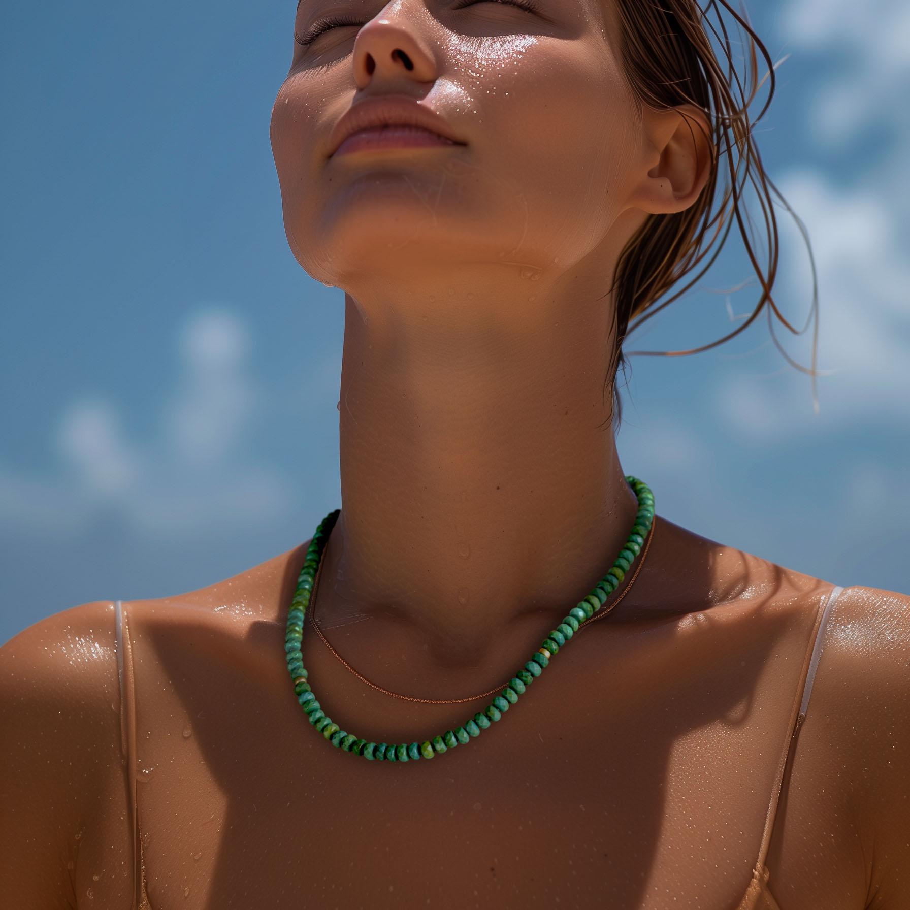 Il colore verde vibrante dona un'energia rinfrescante che ti rivitalizza. Questa collana ridefinisce la raffinatezza, realizzata per farti sentire squisitamente raffinata e genuinamente speciale, come se fossi entrata in una storia senza tempo in