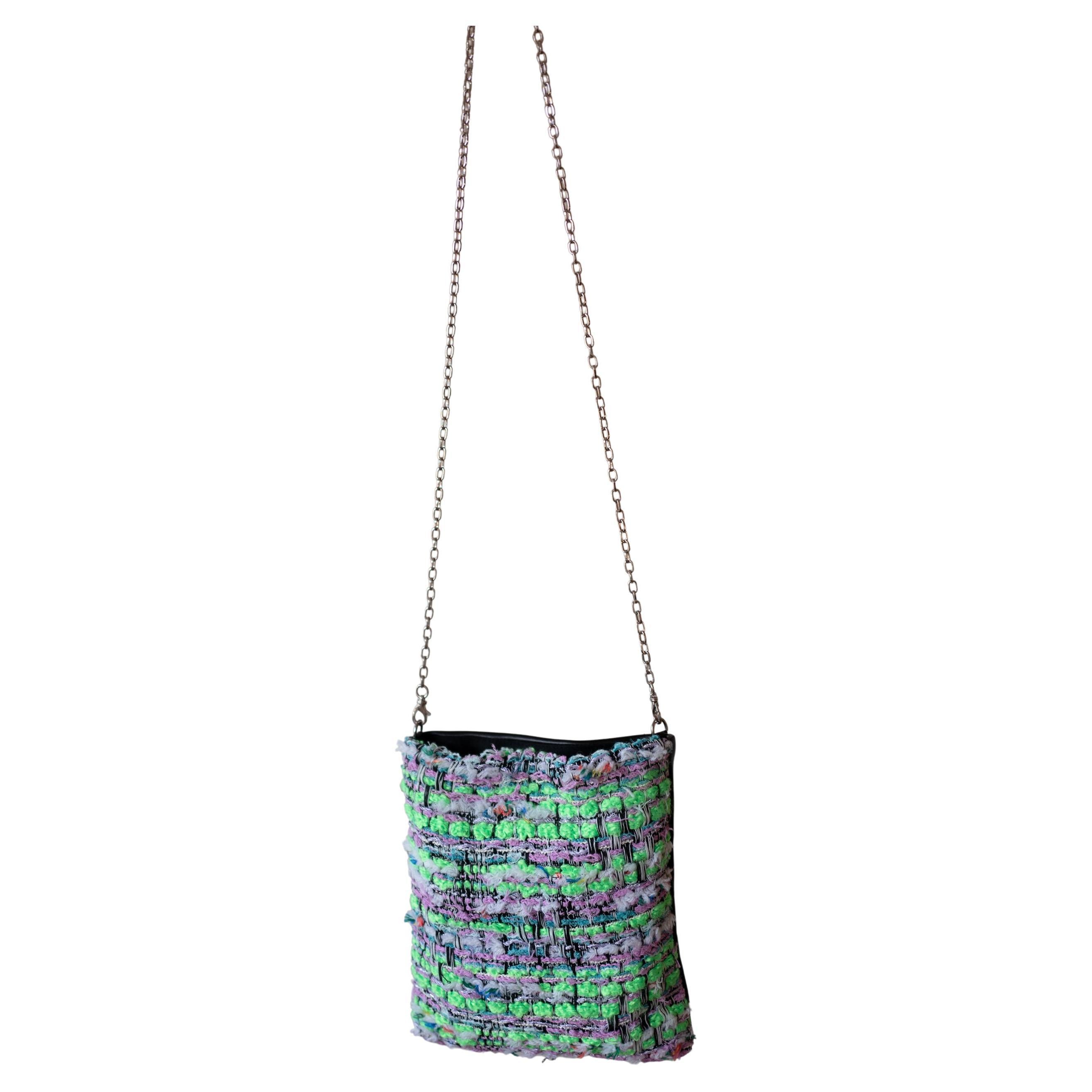 French Neon Green Tweed and Black Italian Napa Leather with Long Shoulder Chain Evening Bag J Dauphin

Size: Height 21 cm, Width 17 cm, Length of Chain including Hooks 111 cm

Brand: J Dauphin

One of a kind Leather Bag,  Frenh Green Multi Color