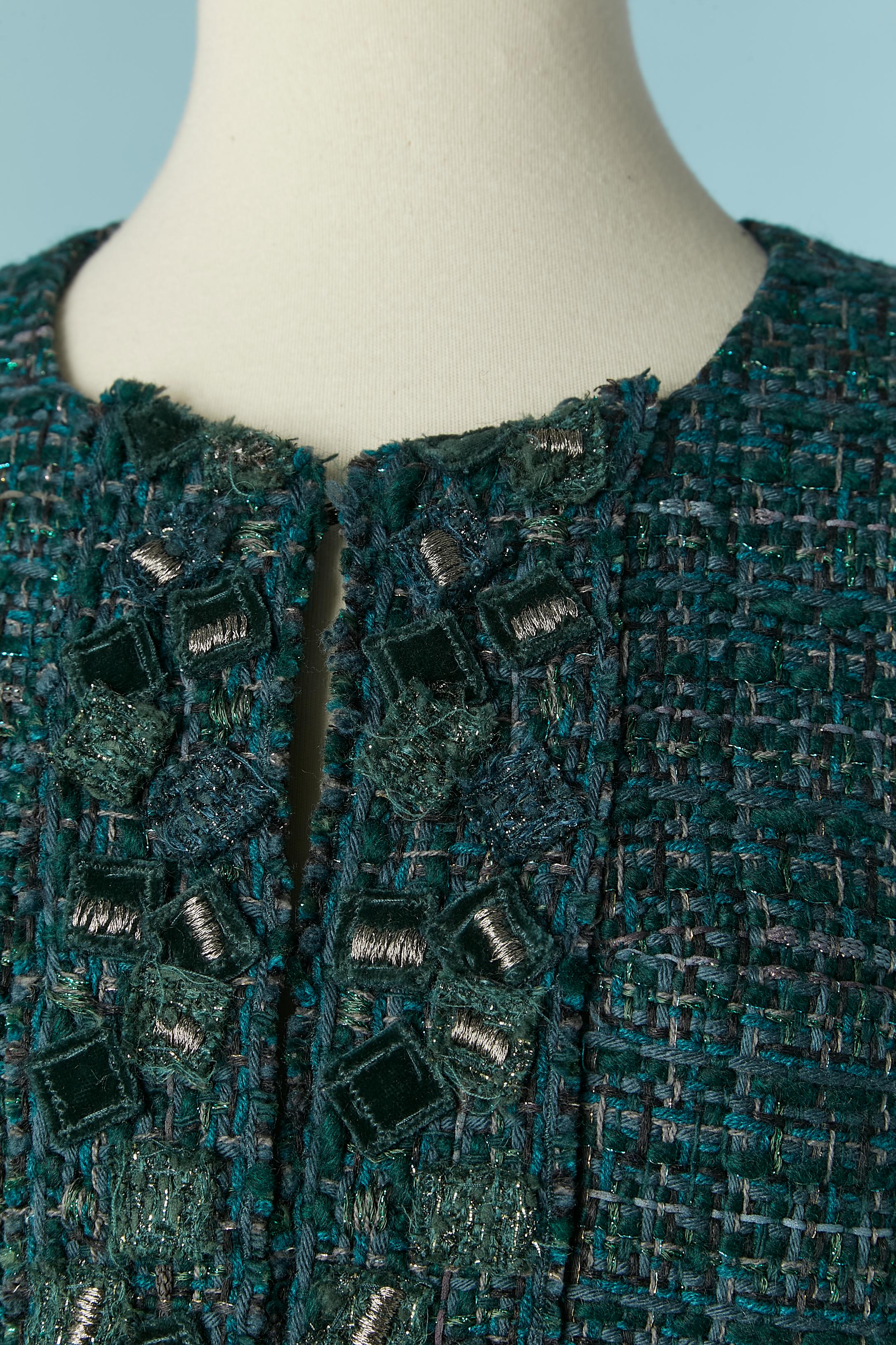 Veste en tweed vert bord à bord. 
Composition du tissu principal : 43% laine, 38% acrylique, 6% coton, 5% nylon, 5% rayonne, 3% polyester. Doublure en soie de marque. Ruban avec surpiqûres en lurex sur le milieu du devant et les poignets. Chaîne sur