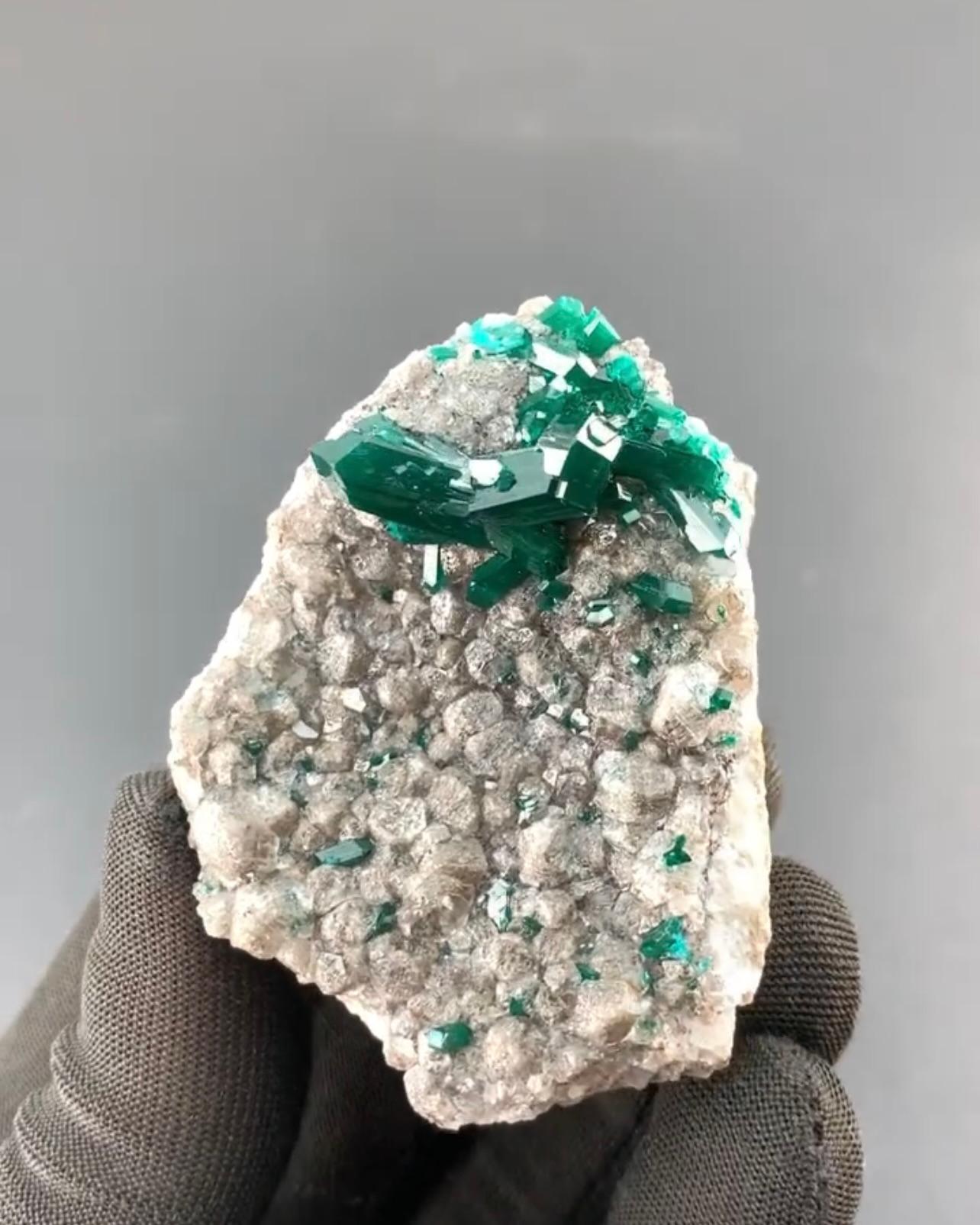 XXI secolo e contemporaneo Green Twinned Dioptase Crystals On Calcite Matrix From Republic Of Congo in vendita