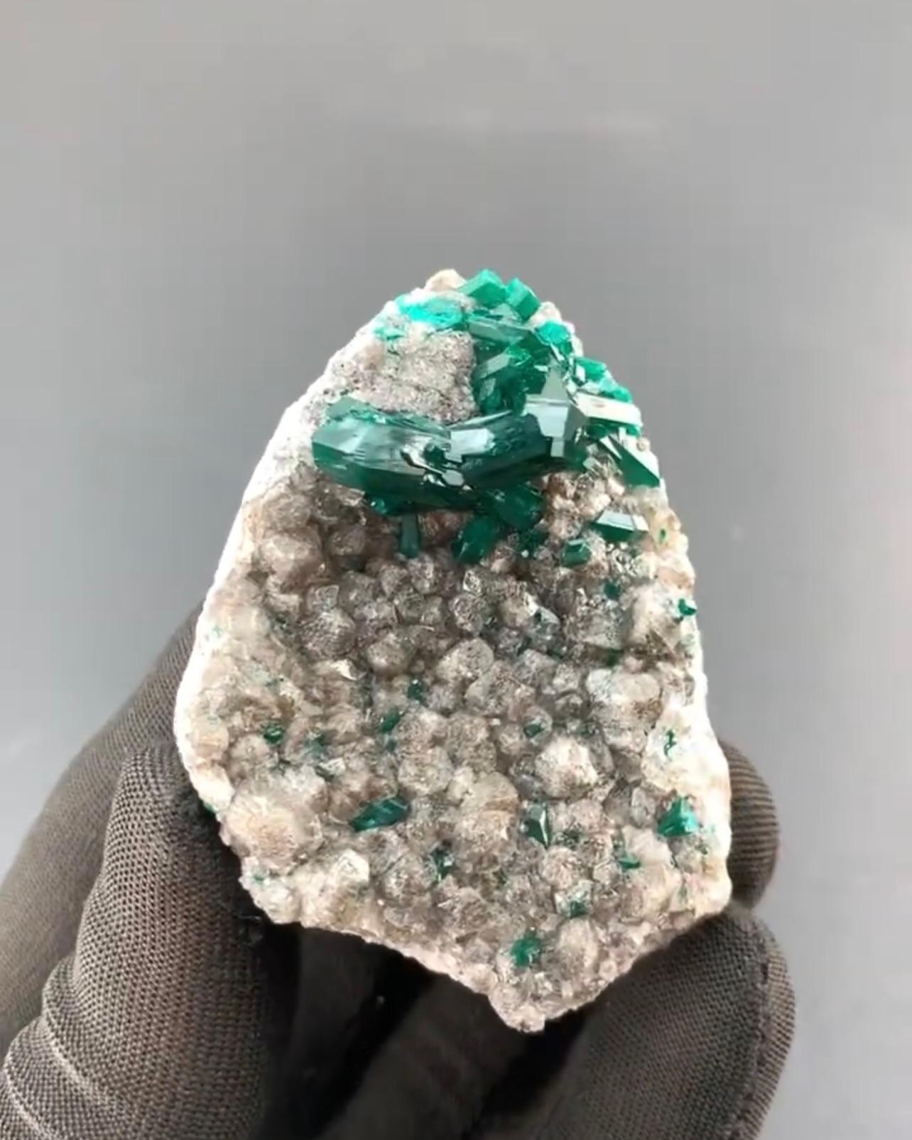 Altro Green Twinned Dioptase Crystals On Calcite Matrix From Republic Of Congo in vendita