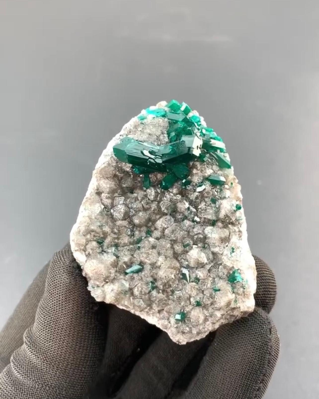 Green Twinned Dioptase Crystals On Calcite Matrix From Republic Of Congo in vendita 1