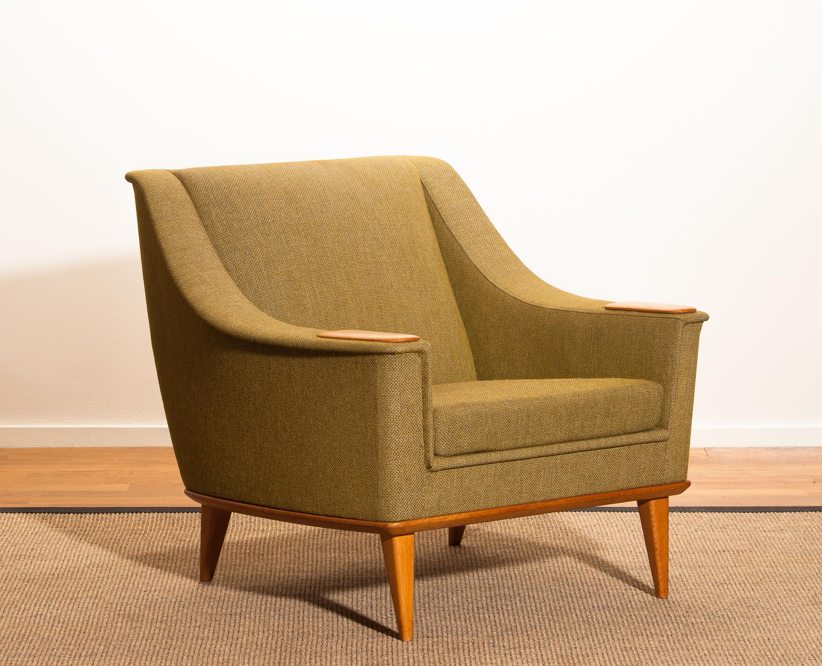 Beautiful and original midcentury lounge / easy chair with oak details by Folke Ohlsson for Dux. Sweden.
This chair sits extremely comfortable and is in good condition.

Period: 1960.
The dimensions are: Depth 77 cm - 30 inch, wide 77 cm - 30