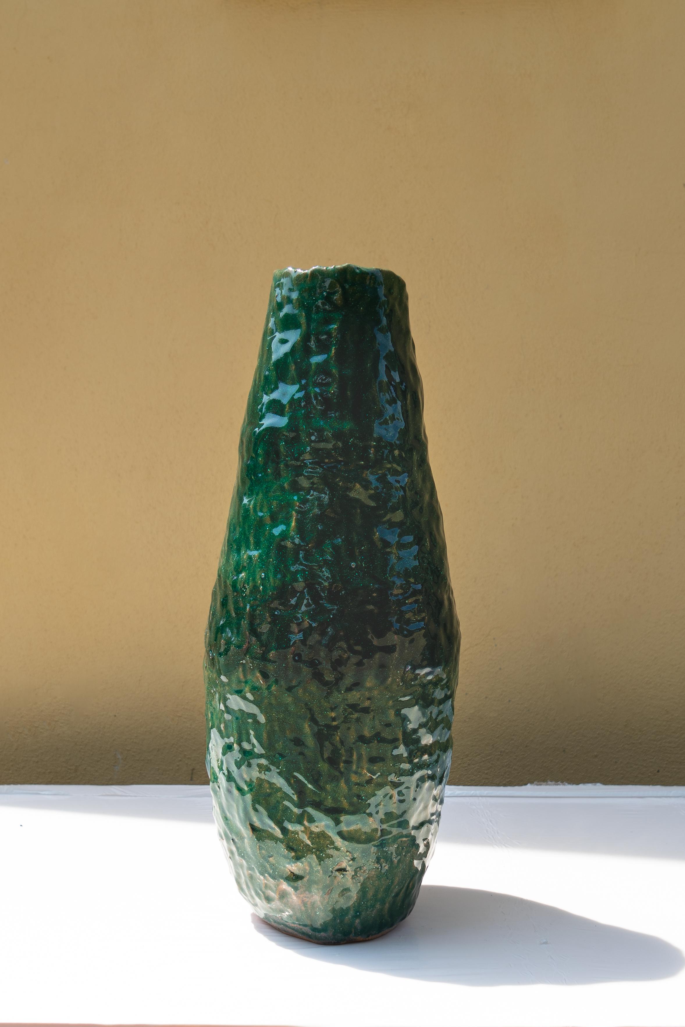 Vaso verde di Daniele Giannetti
Dimensioni: Ø 22 x H. 52 cm.
Materiali: terracotta smaltata. 

Tutti i pezzi sono realizzati in terracotta di Montelupo, cotta una sola volta, poi colorata da Daniele Giannetti con una base acrilica bianca e una