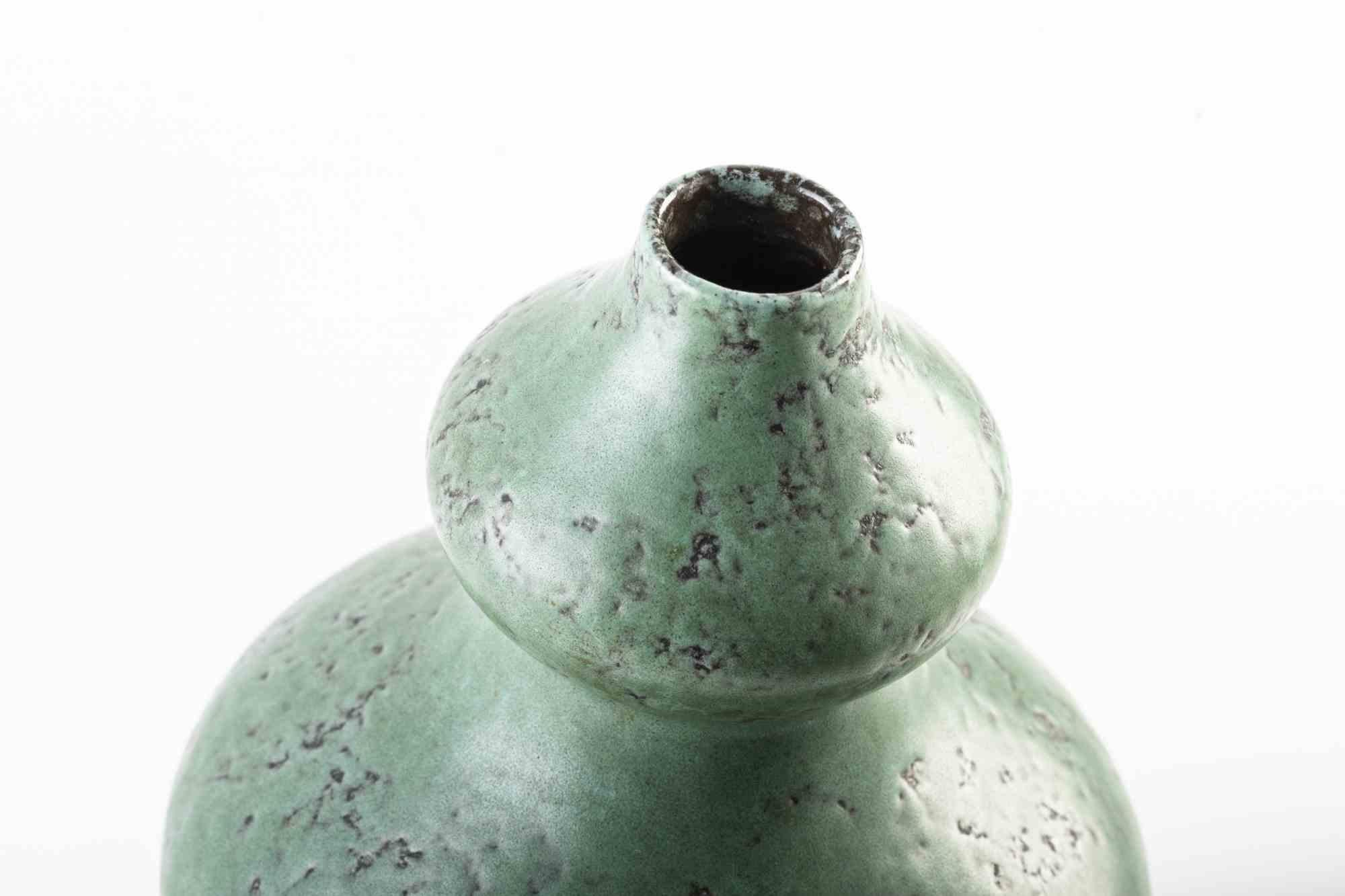 Green vase with flower engraving in glass is an object realized in the mid-20th century by Strehla. 

Dimensions: h 25 x 13 cm.

Excellent conditions

