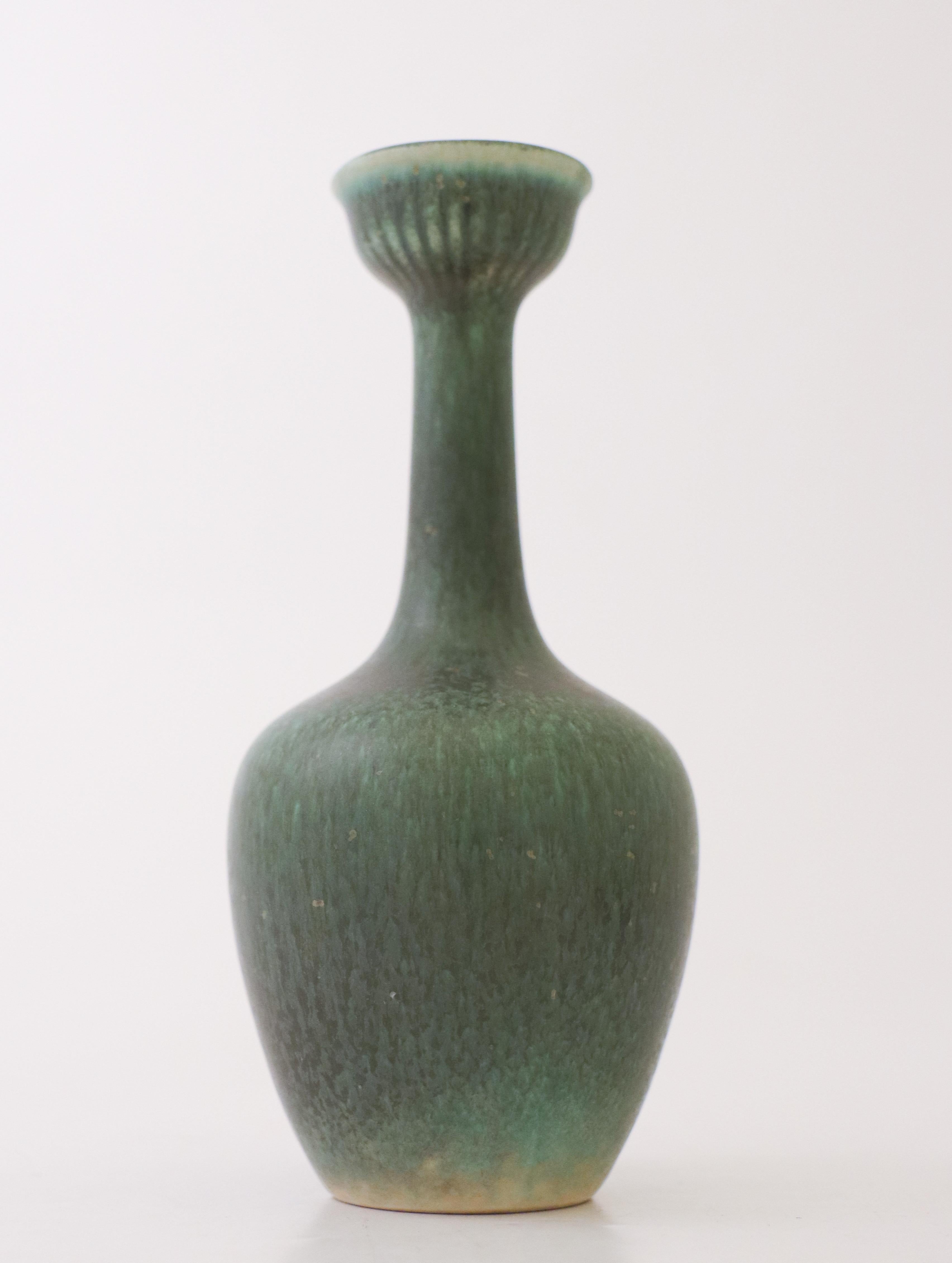 Un vase avec une belle glaçure verte, conçu par Gunnar Nylund à Rörstrand. Le vase mesure 14,5 cm de haut et 7 cm de diamètre. Il est en parfait état et marqué comme étant de première qualité. 

Gunnar Nylund est né à Paris en 1904 de parents
