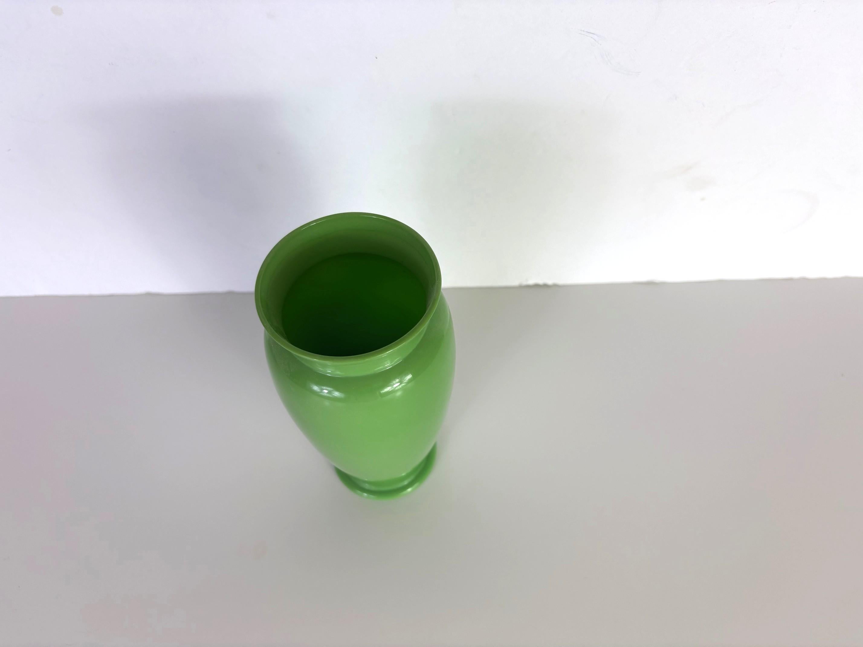 Un vaso di Murano di colore verde.