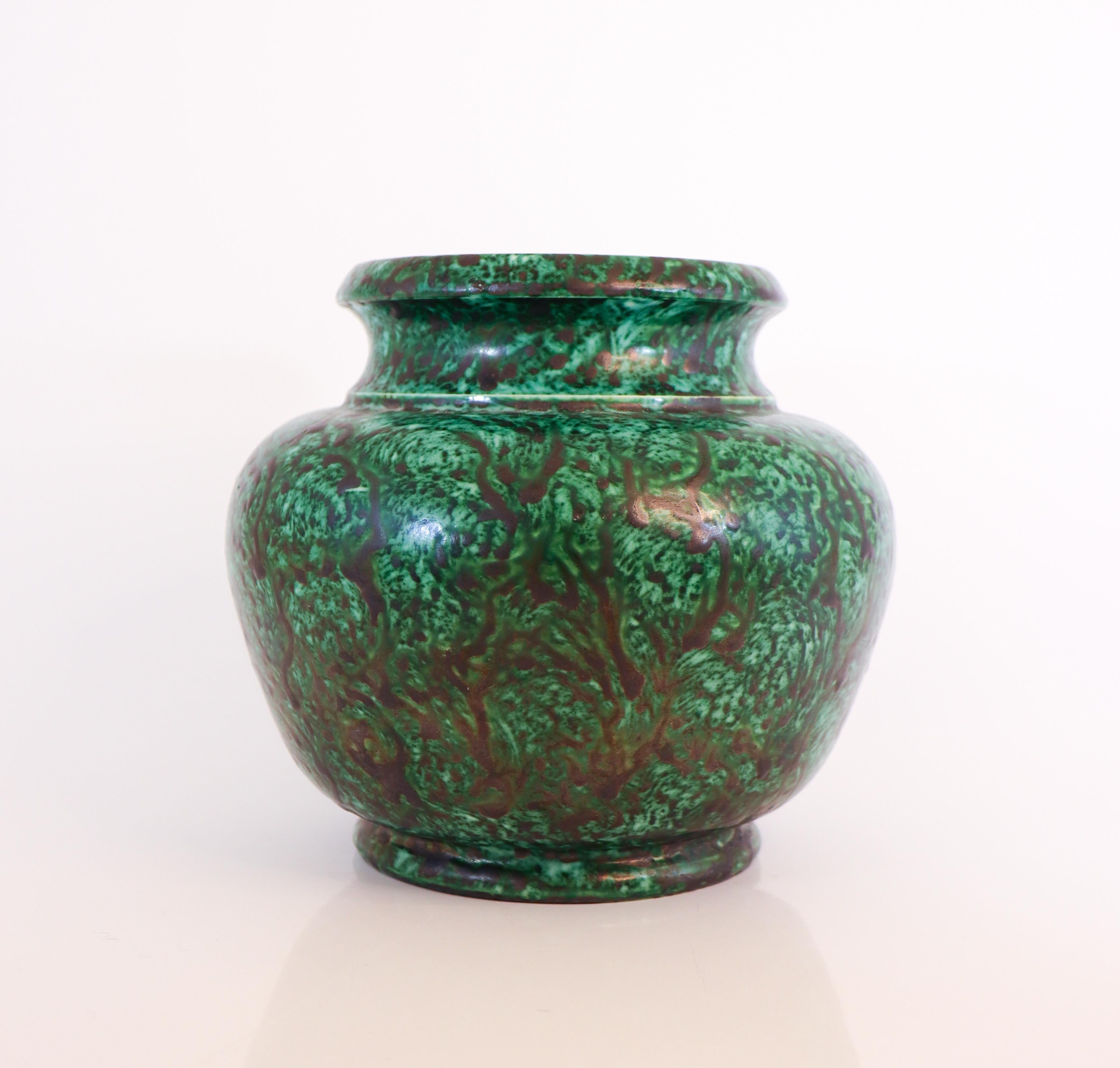 Un vaso in gres disegnato da Wilhelm Kåge a Gustavsberg, il vaso ha un diametro di 18 cm ed è in buone condizioni, tranne che per una crepa che lo attraversa, visibile soprattutto dall'interno ma anche dall'esterno (vedi foto dettagliata); la crepa