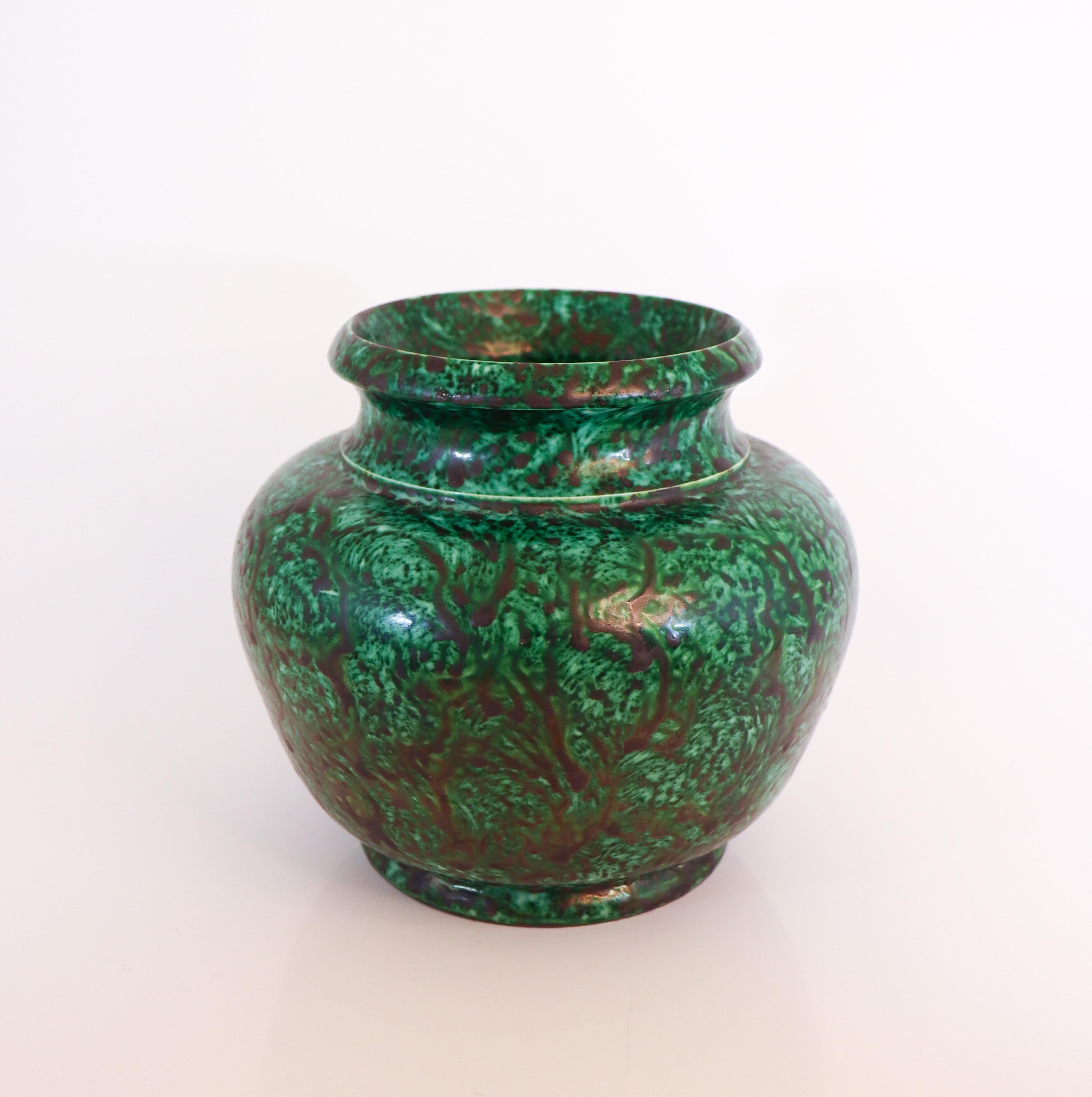 Scandinavo moderno Vaso verde con decoro, Wilhelm Kåge Gustavsberg, anni '30 in vendita