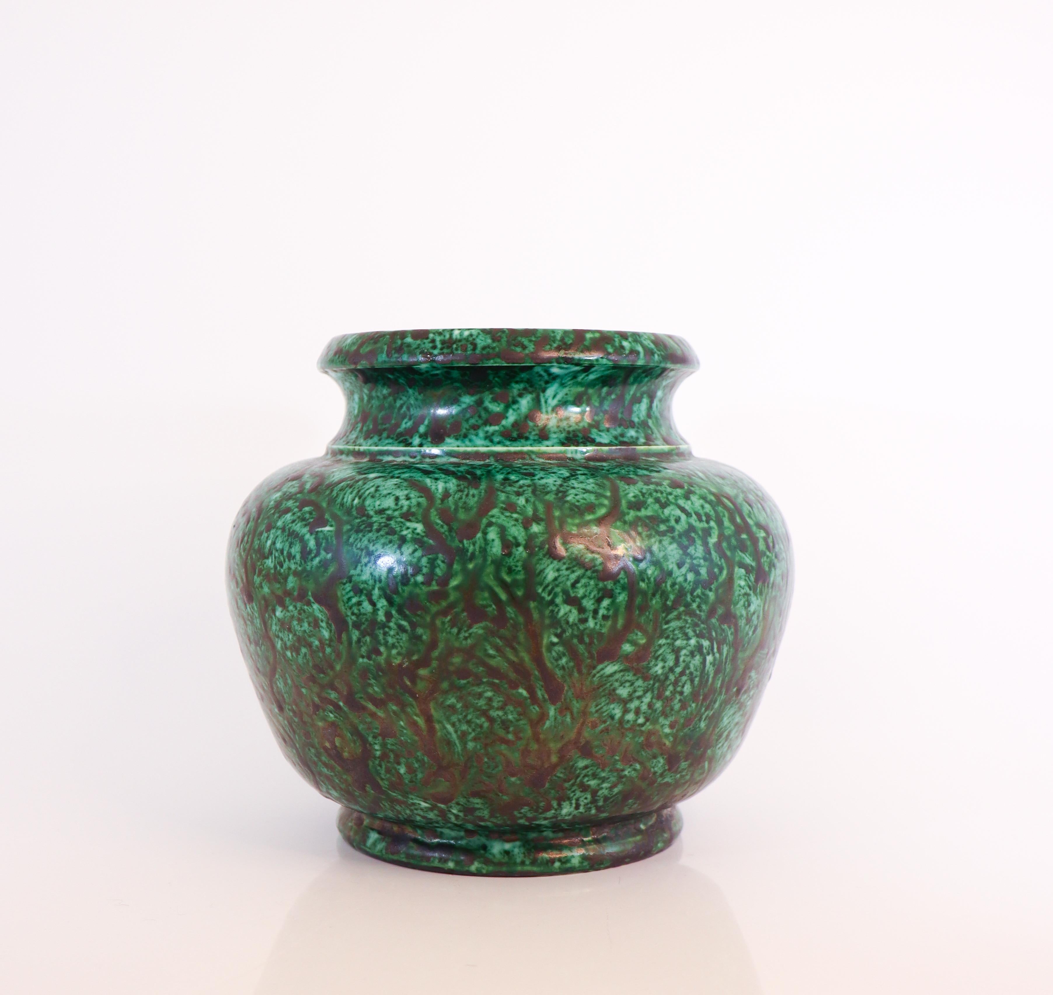 Svedese Vaso verde con decoro, Wilhelm Kåge Gustavsberg, anni '30 in vendita