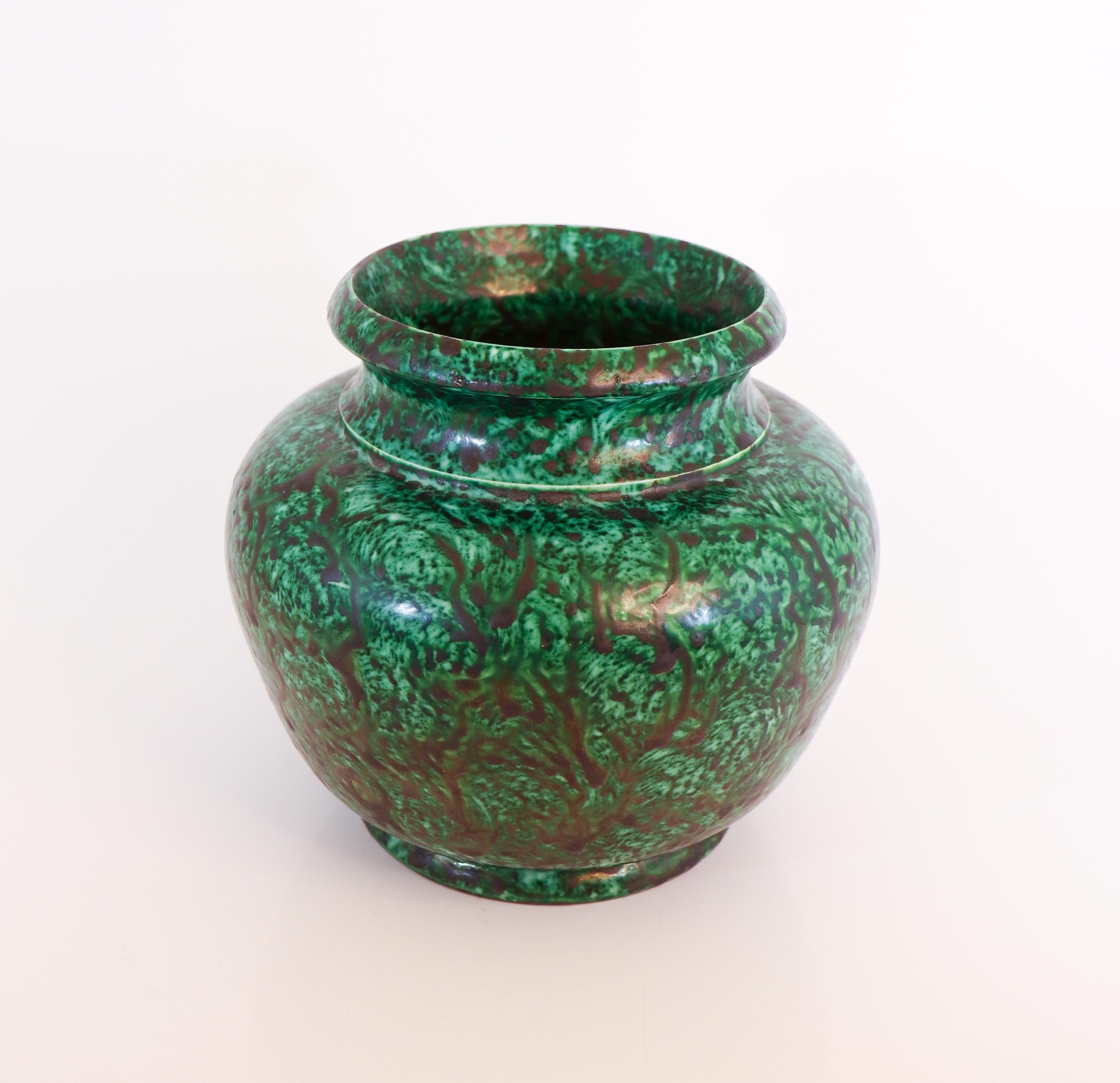 Vaso verde con decoro, Wilhelm Kåge Gustavsberg, anni '30 In condizioni buone in vendita a Stockholm, SE