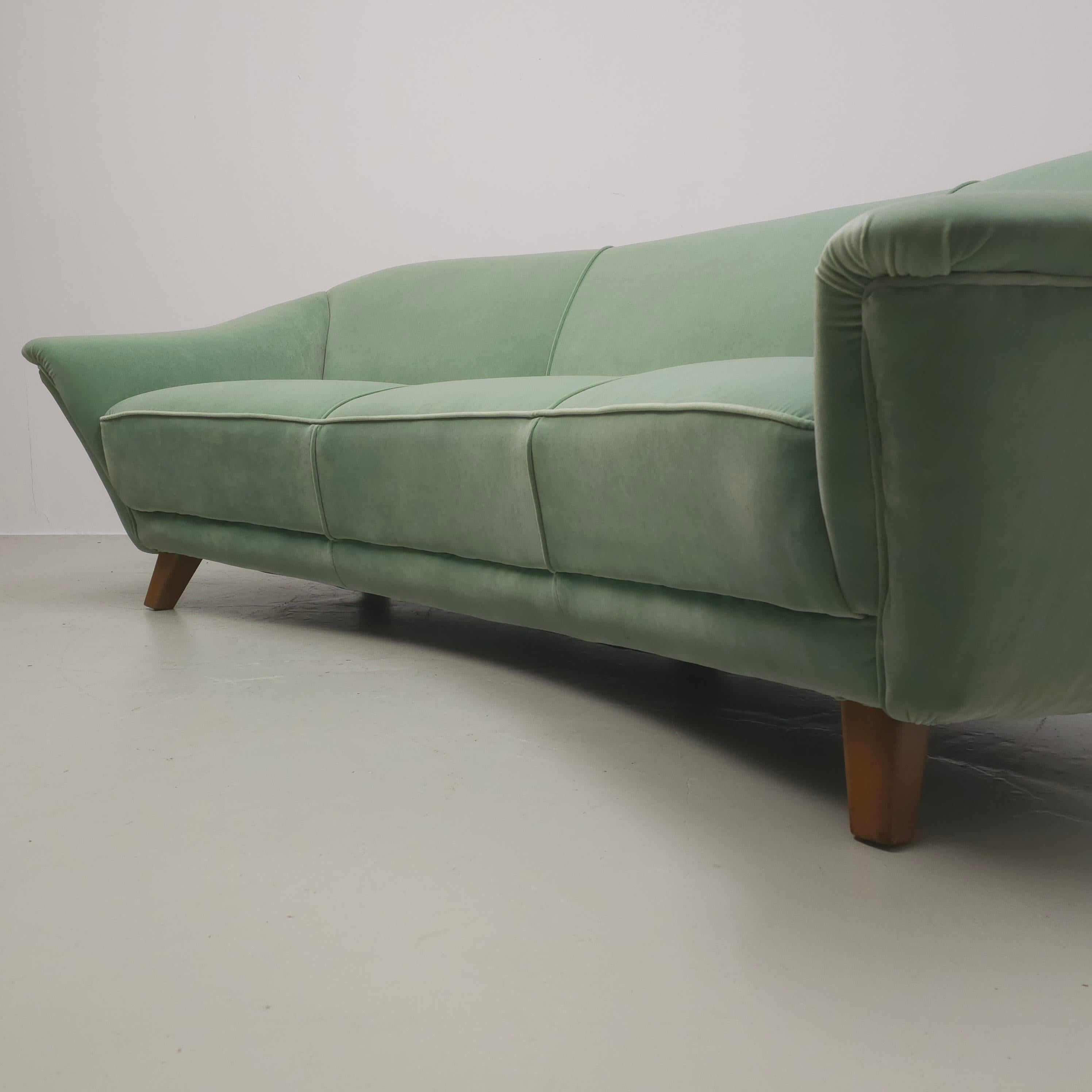 Green velvet 50's 'banana' sofa For Sale 3