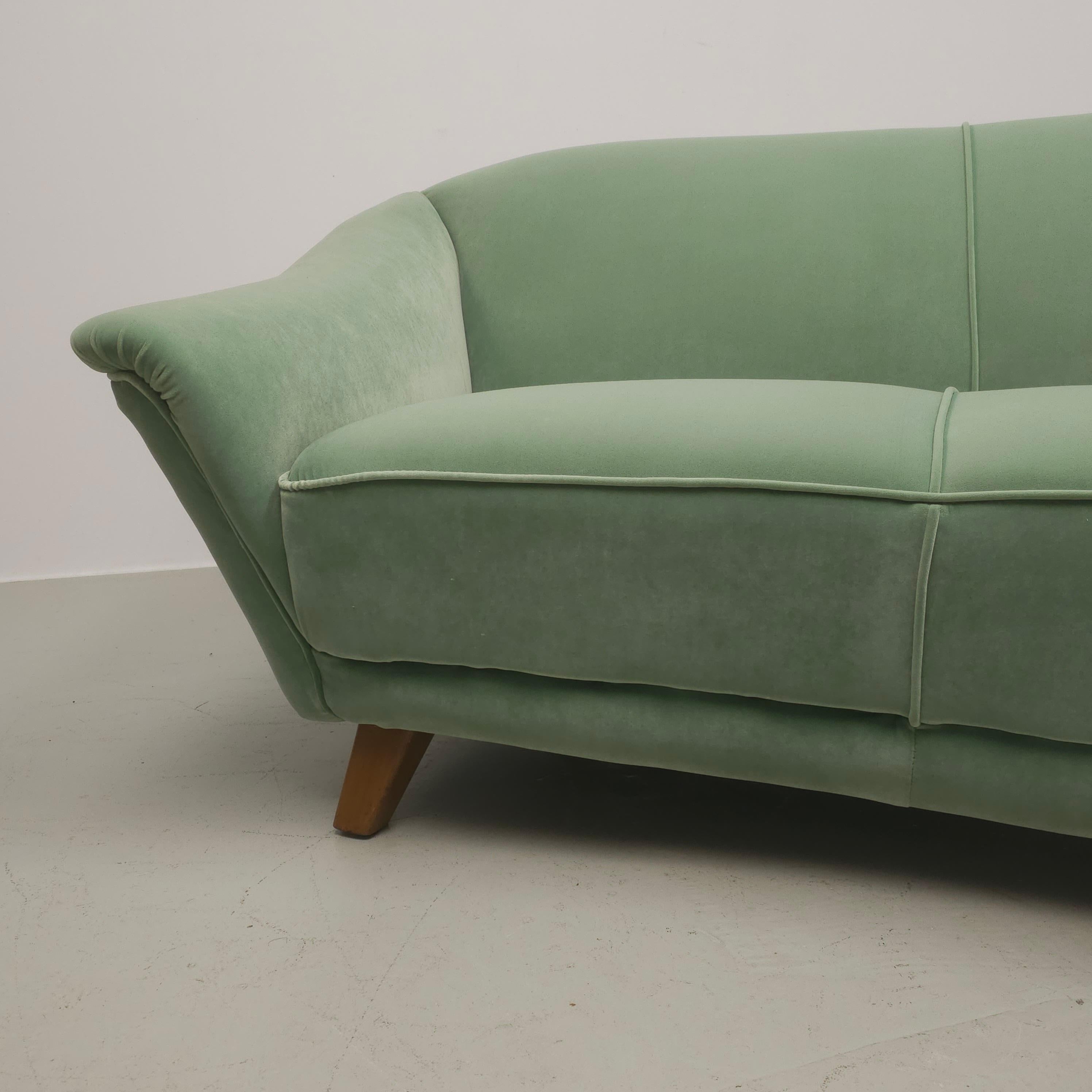 Green velvet 50's 'banana' sofa For Sale 4