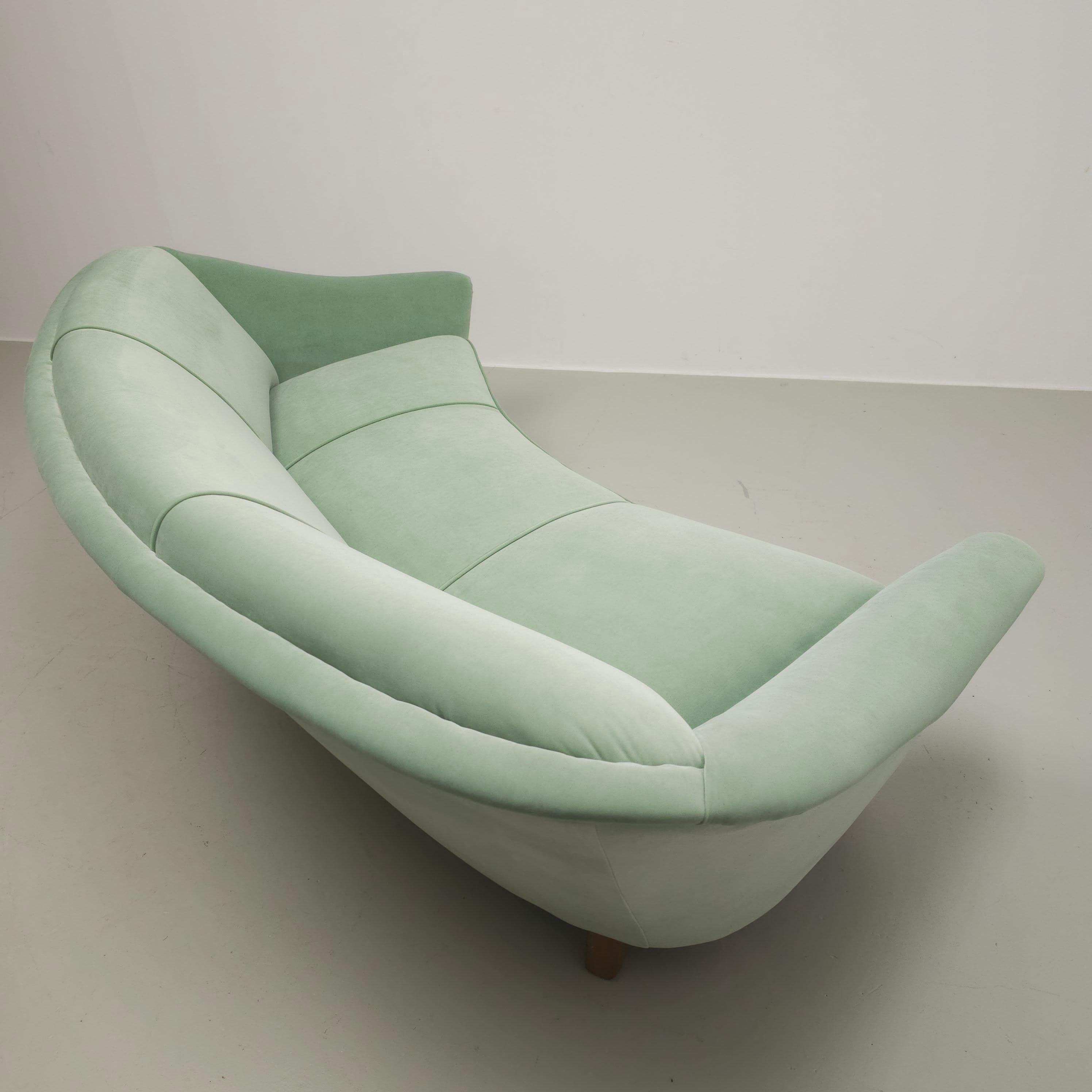 Green velvet 50's 'banana' sofa For Sale 5