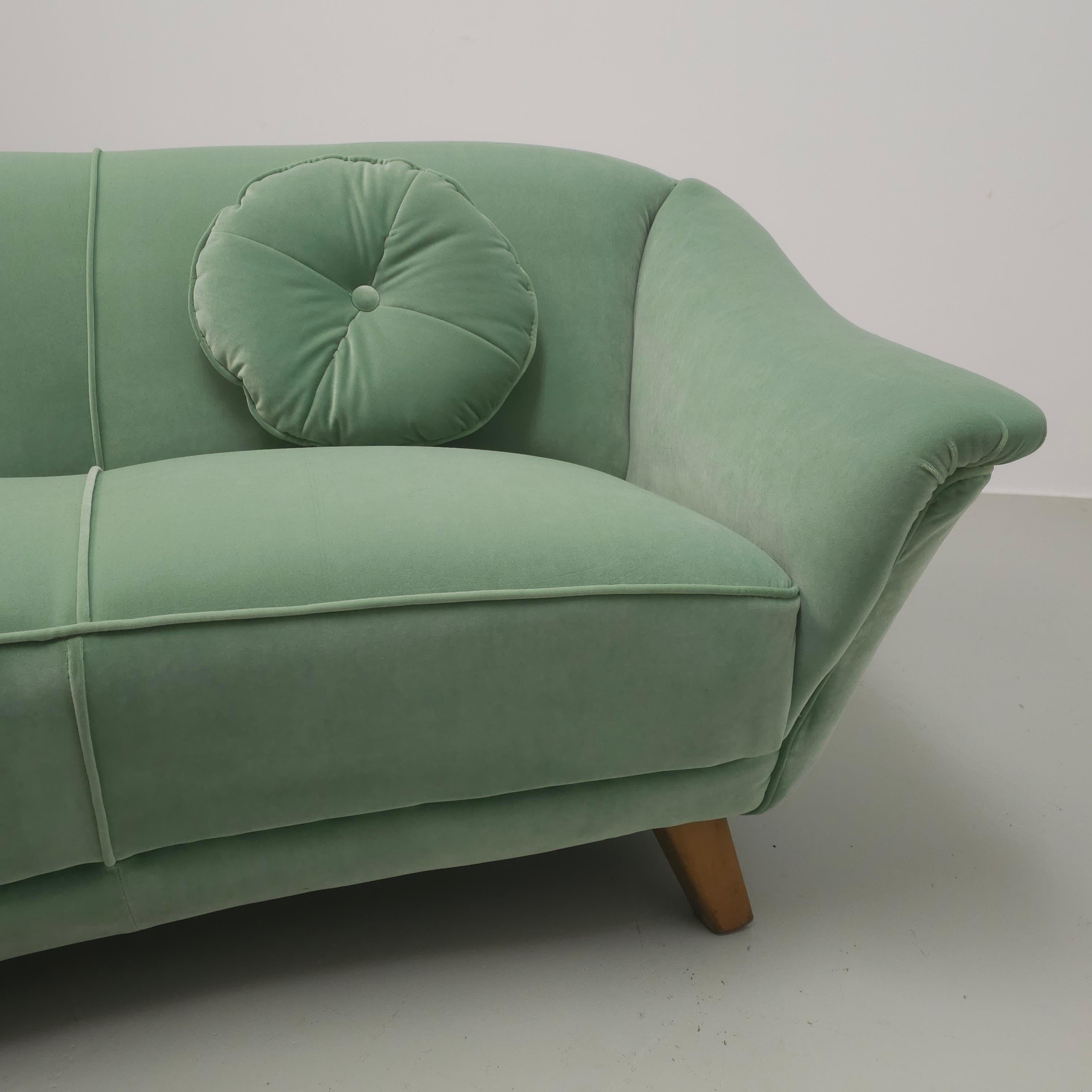 Green velvet 50's 'banana' sofa For Sale 7