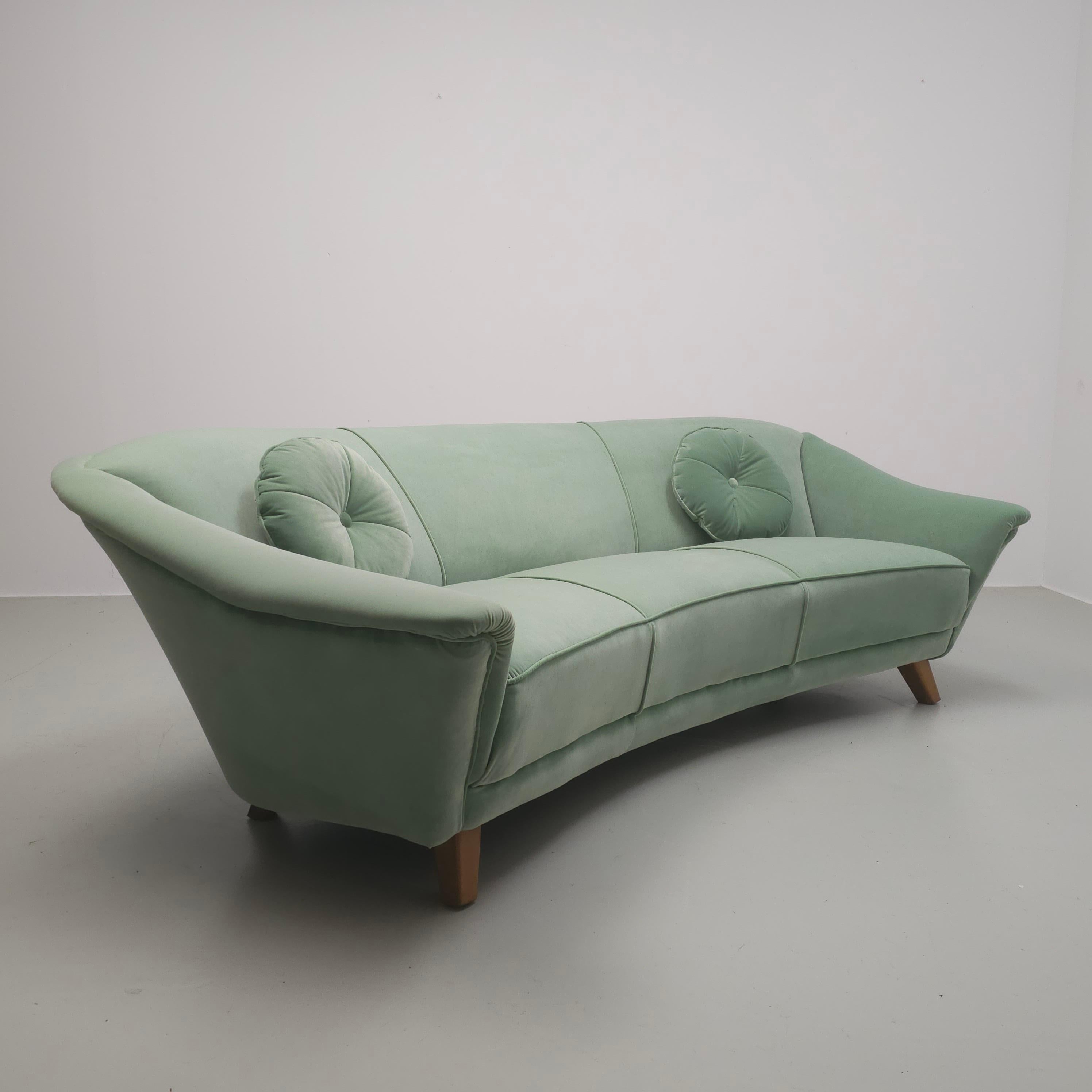 Green velvet 50's 'banana' sofa For Sale 8