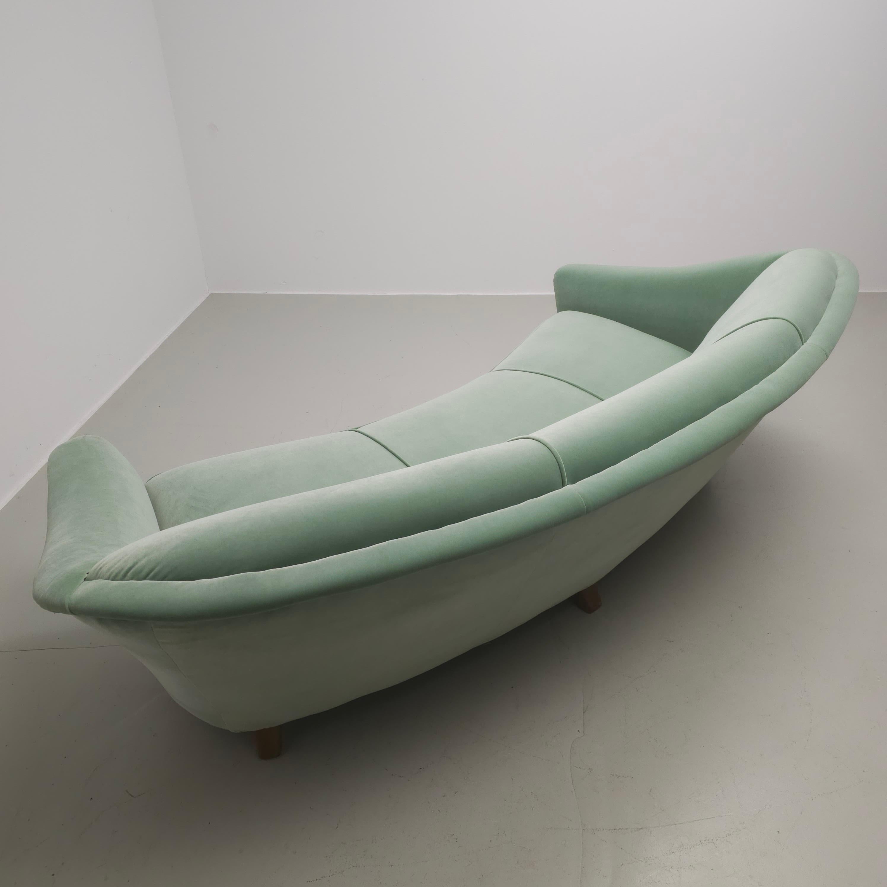 Green velvet 50's 'banana' sofa For Sale 10