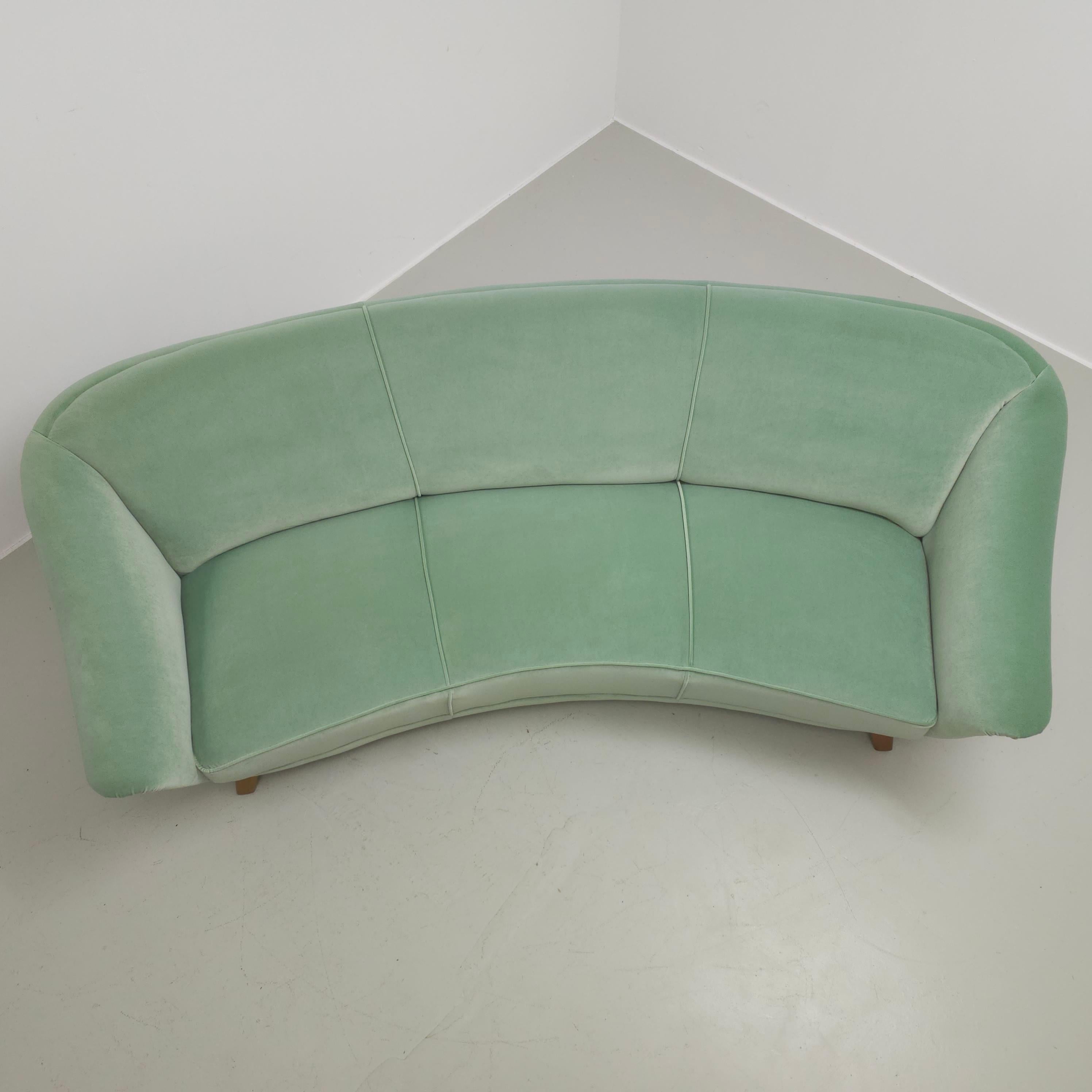 Mid-Century Modern Green velvet 50's 'banana' sofa For Sale