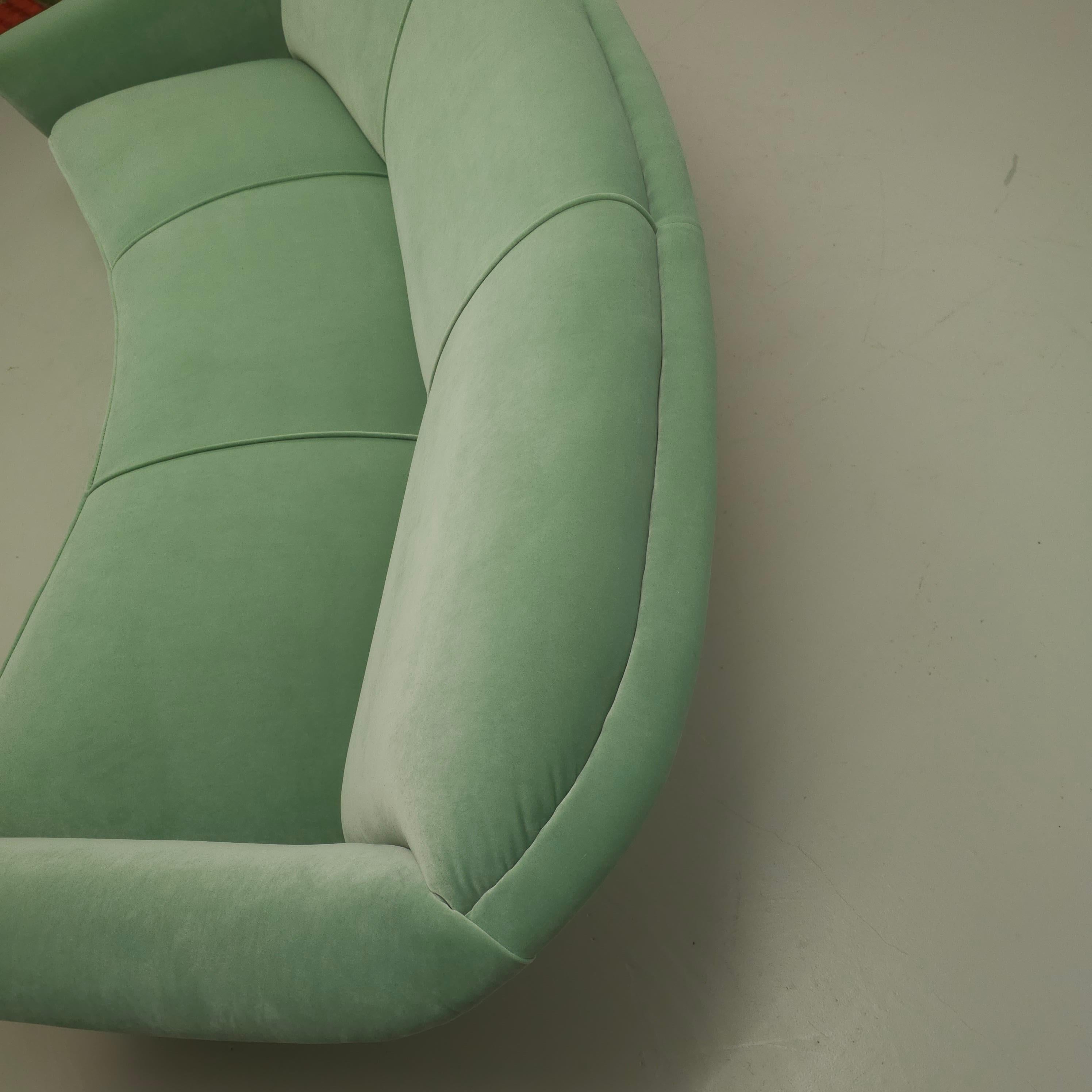 Green velvet 50's 'banana' sofa In Good Condition For Sale In TILBURG, NL