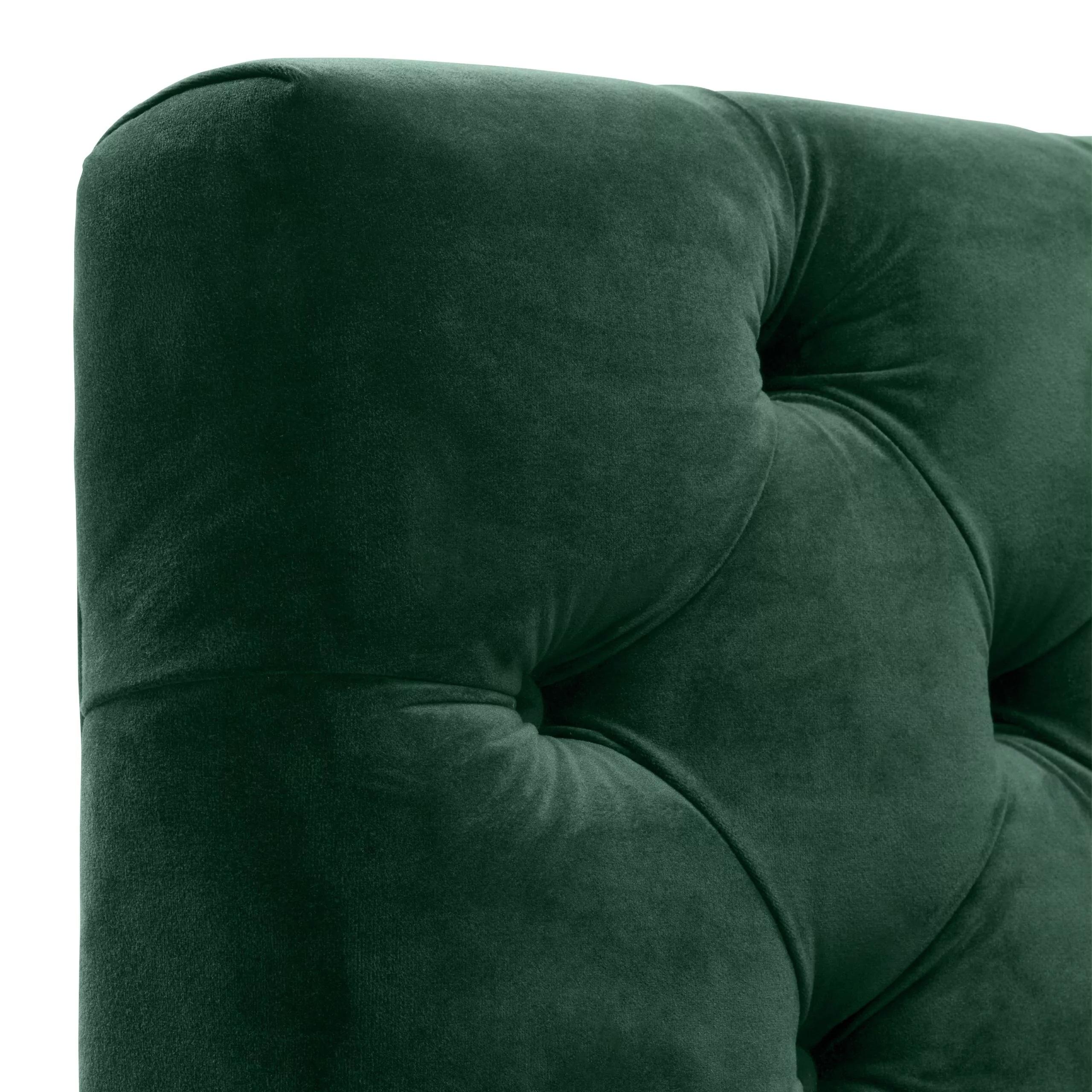 Sofa aus grünem Samt und schwarzen Holzfüßen mit Messingoberflächen im Chesterfield-Stil (Stoff) im Angebot