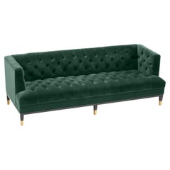 Canapé de style Chesterfield en velours vert et pieds en bois noir avec finitions en laiton