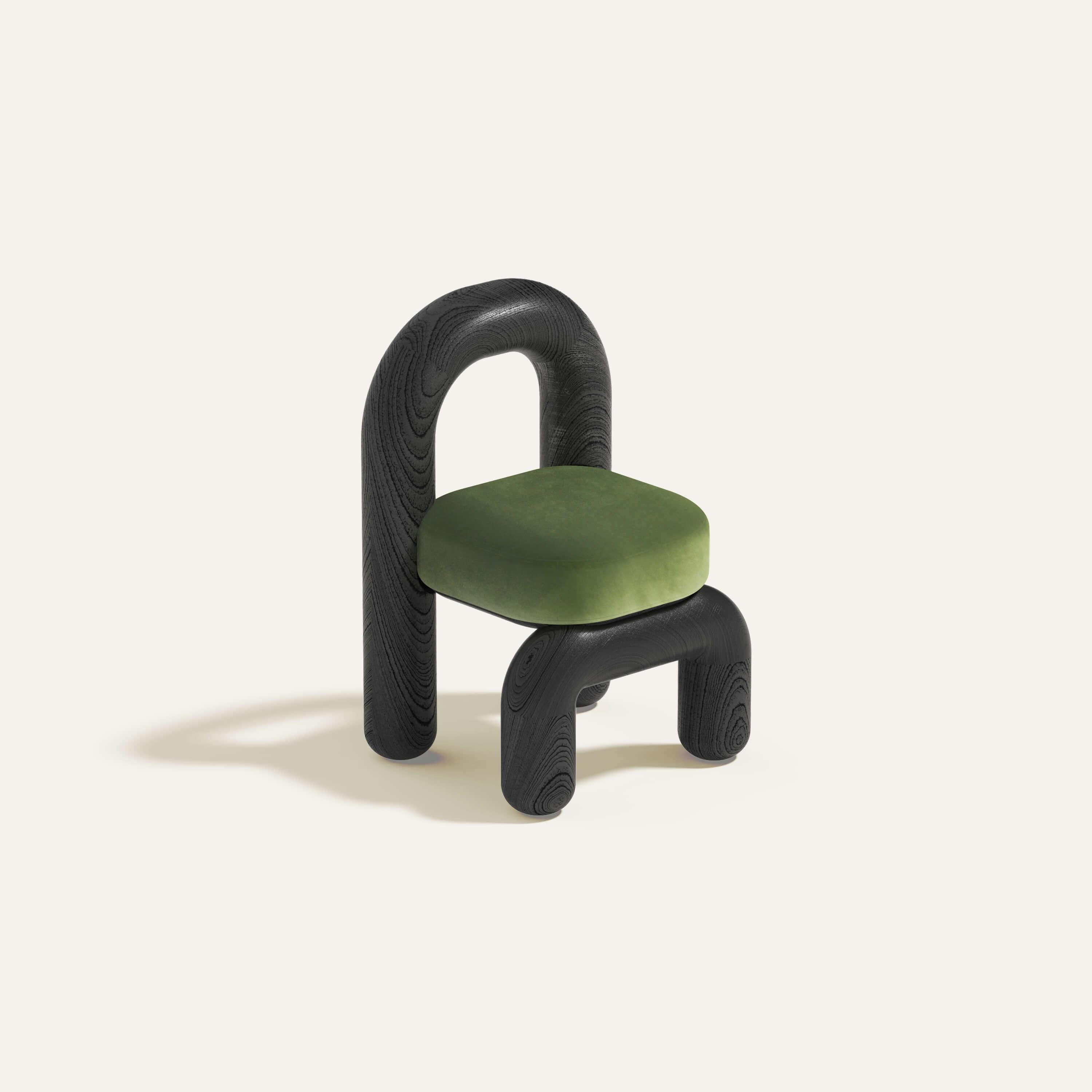 Sedia da pranzo in velluto verde e rovere nero di Maha Alavi Studio
Dimensioni: L. 58 x P. 54 x H. 86 cm
Materiali: Oak massiccio.

Maha Alavi è una designer industriale canadese con sede a Tokyo. La sua pratica mira a esplorare il contesto