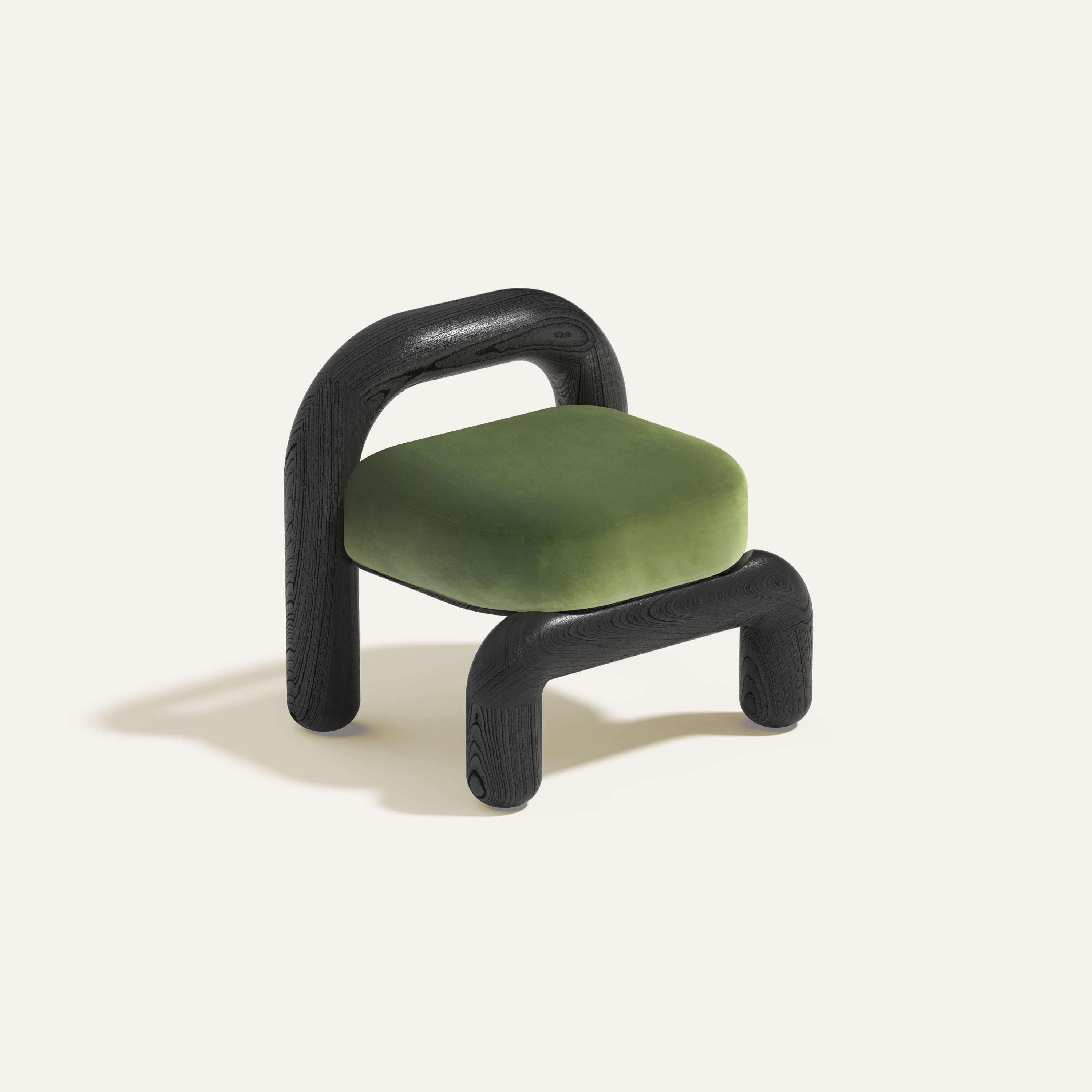 Silla Lounge Lítica de Terciopelo Verde y Roble Negro de Maha Alavi Studio
Dimensiones: An 74 x Pr 59 x Al 71 cm
Materiales: Roble macizo.

Maha Alavi es una diseñadora industrial canadiense afincada en Tokio. Su práctica pretende explorar el