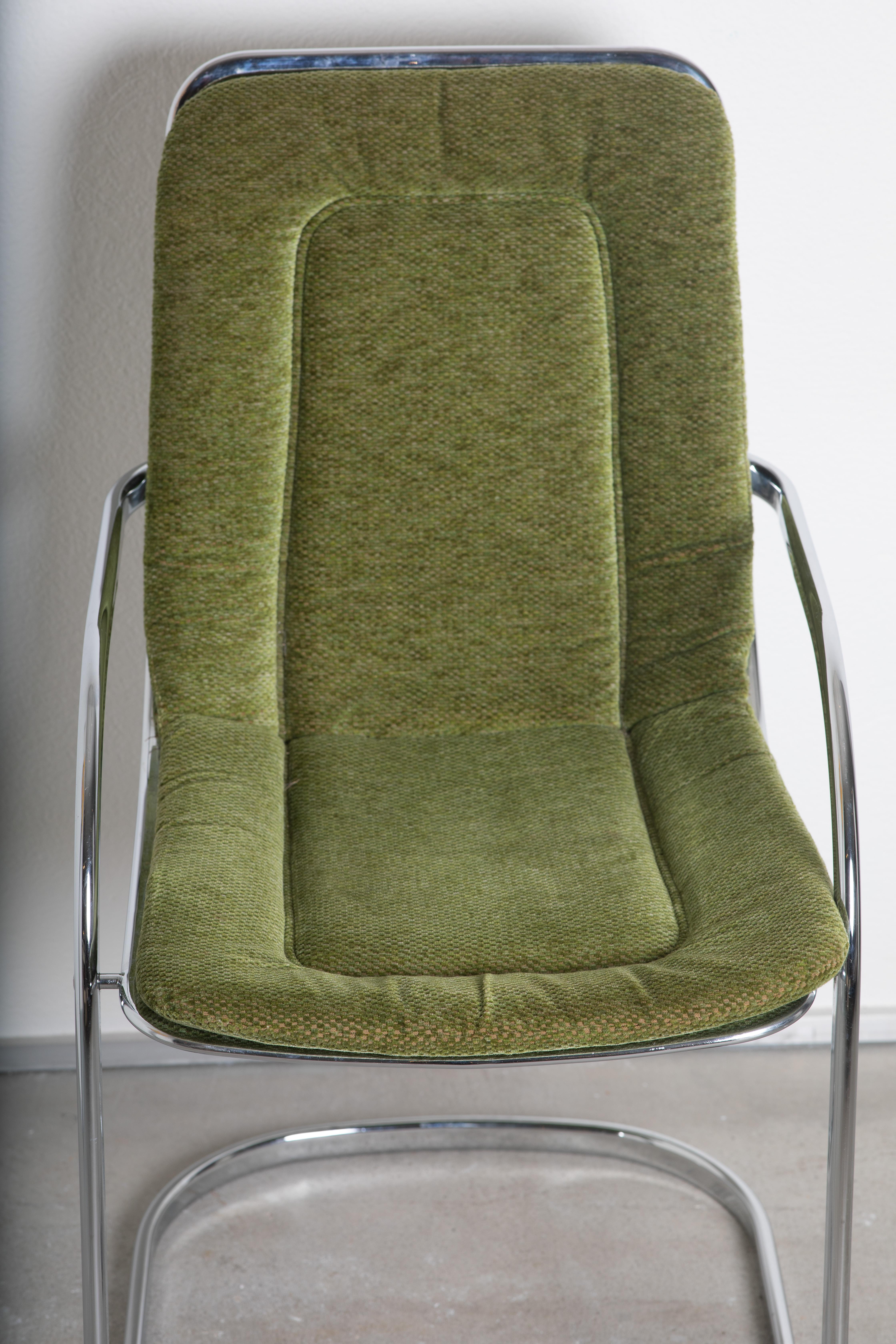 Set di 4 sedie vintage Willy Rizzo, anni '70

Eleva il tuo spazio con questo splendido set di quattro sedie vintage attribuite al famoso designer Willy Rizzo, realizzate nell'iconico stile degli anni '70. Queste sedie mostrano il caratteristico mix