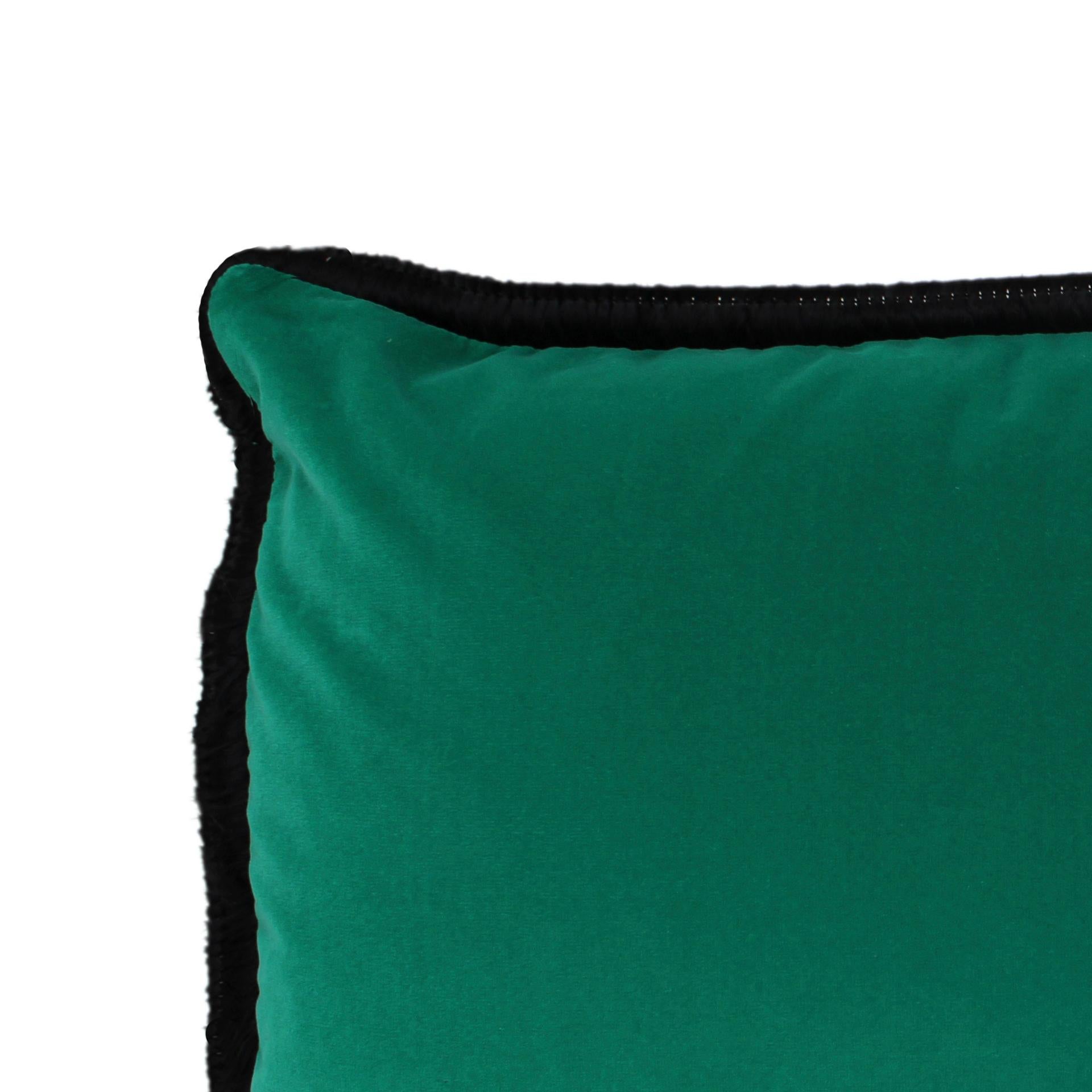 Grünes Samt-Kissen aus Baumwolle mit doppelter Zinnbesatz und Leinenrücken (Europäisch) im Angebot