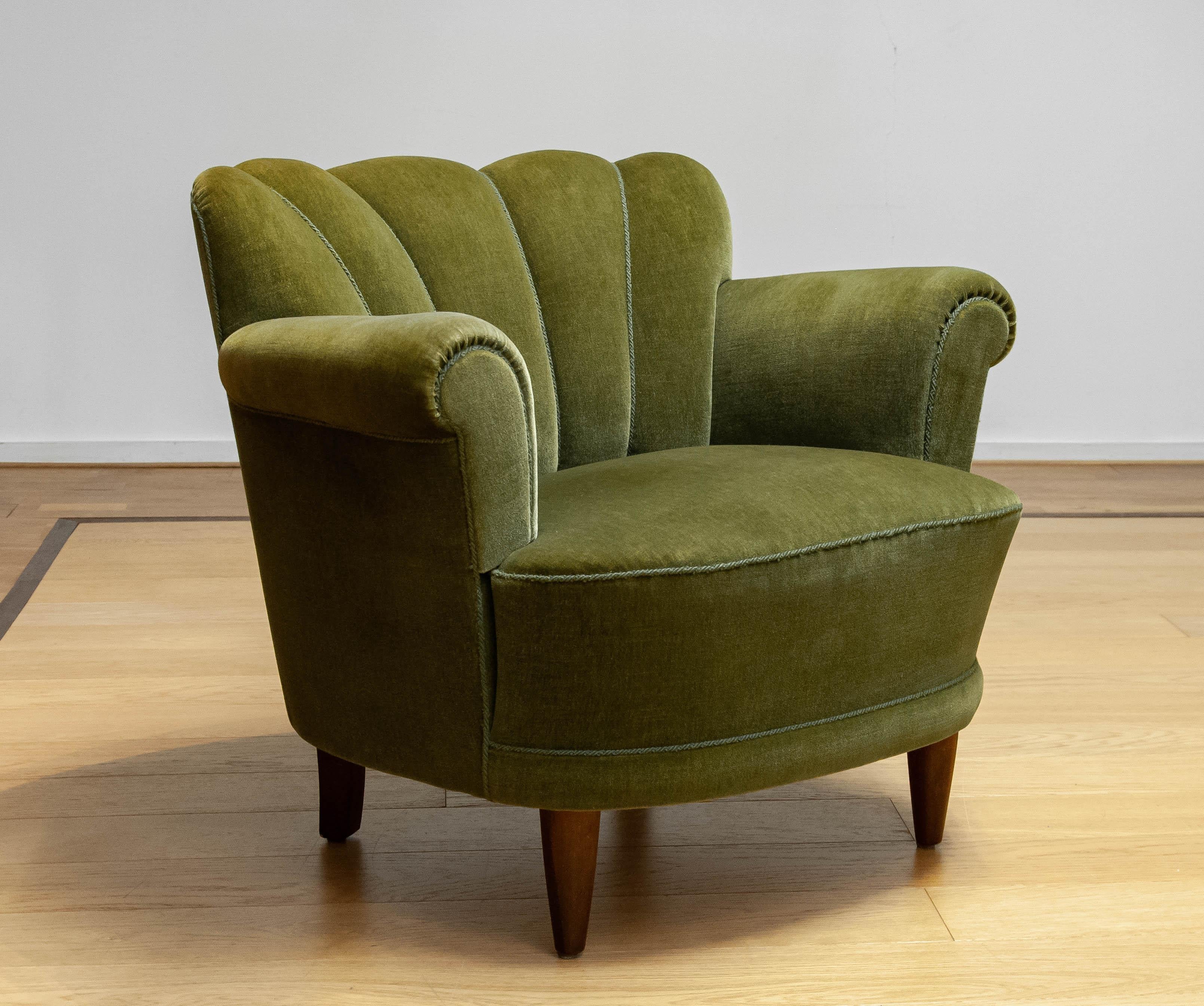 Absolument magnifique et de grande qualité, ce fauteuil / chaise longue est attribué à Carl-Johan Boman pour Oy N. Boman AB Finlande. Cette chaise est encore dans son état d'origine et est en bon état. 
S'assoit et se soutient très bien.
Nous avons