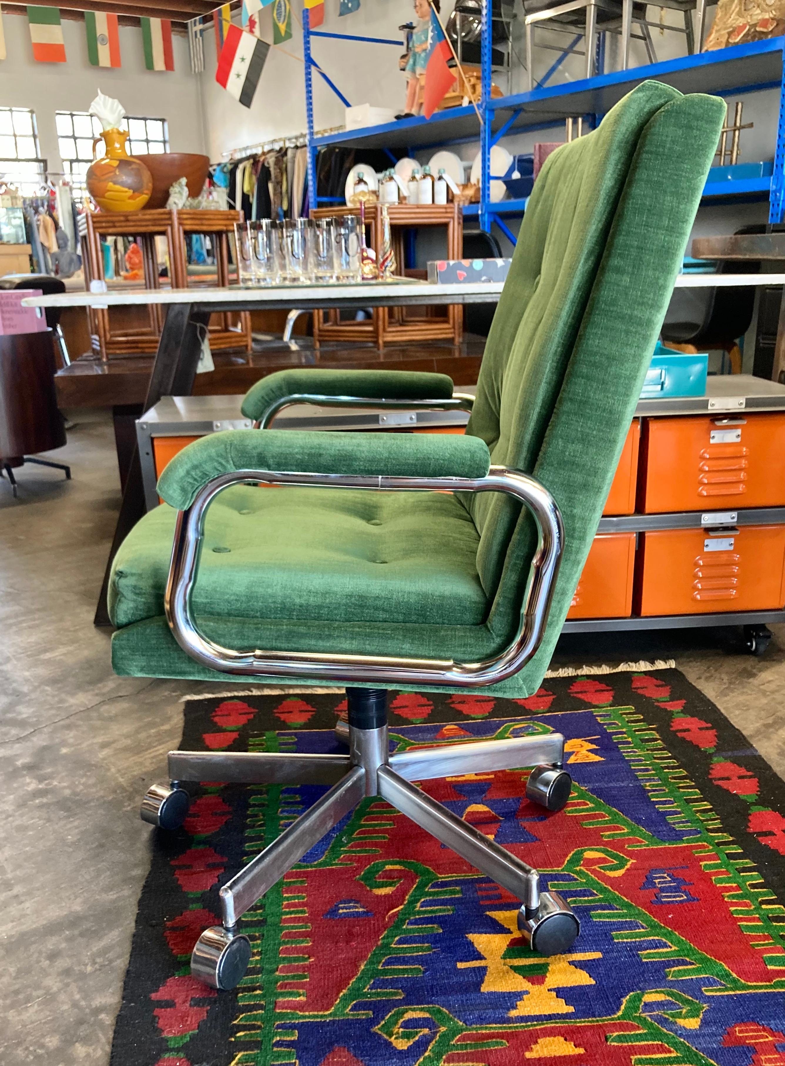 Chaise de bureau mid-century à coussin pelucheux, fabriquée avec une structure chromée. Les coussins et les accoudoirs ont été récemment recouverts d'un velours vert texturé. Le cadre Vintage est en excellent état comme le montre la photo. La base
