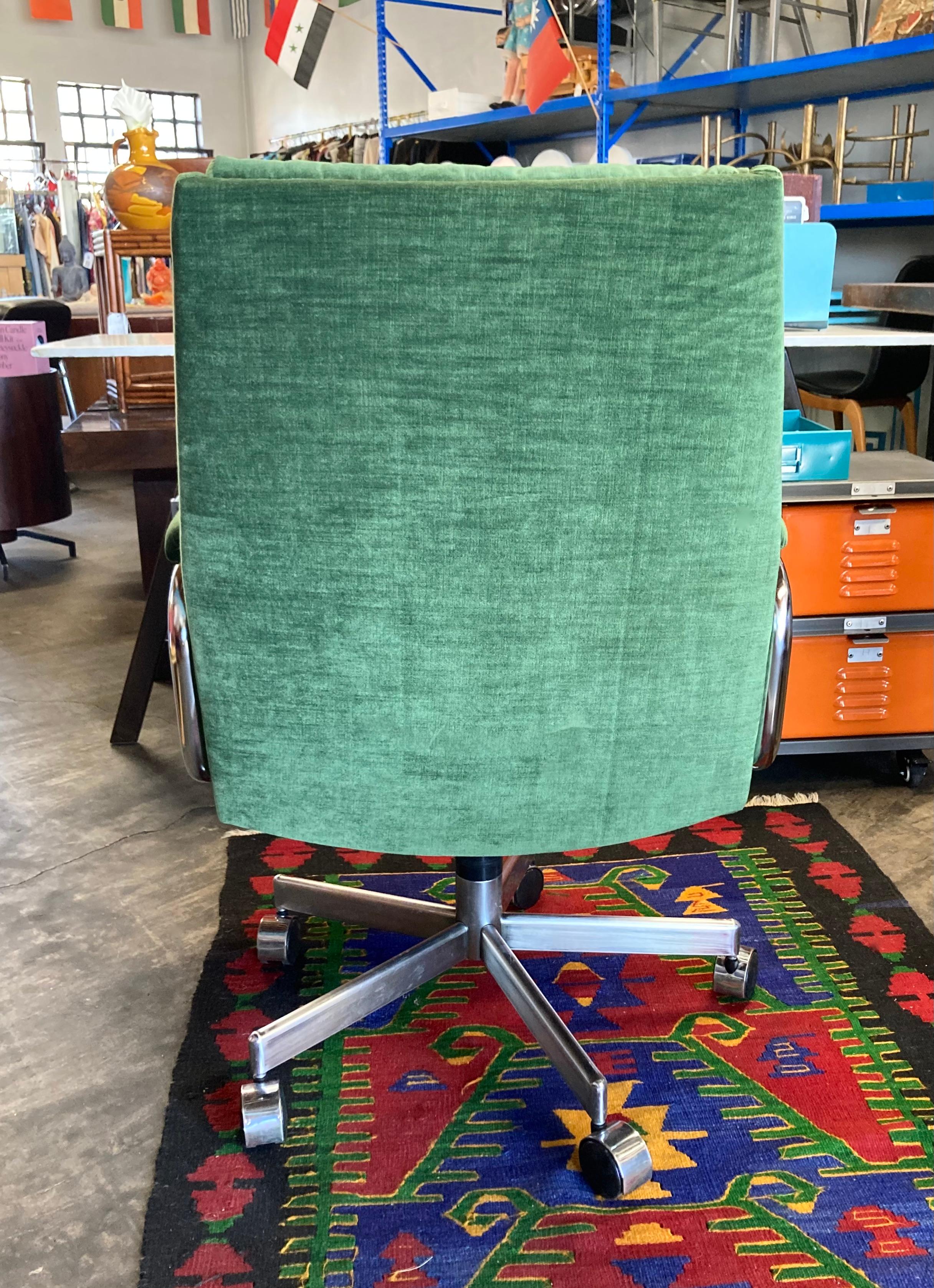 Mid-Century Modern Chaise de bureau du milieu du siècle en velours Greene & Greene en vente