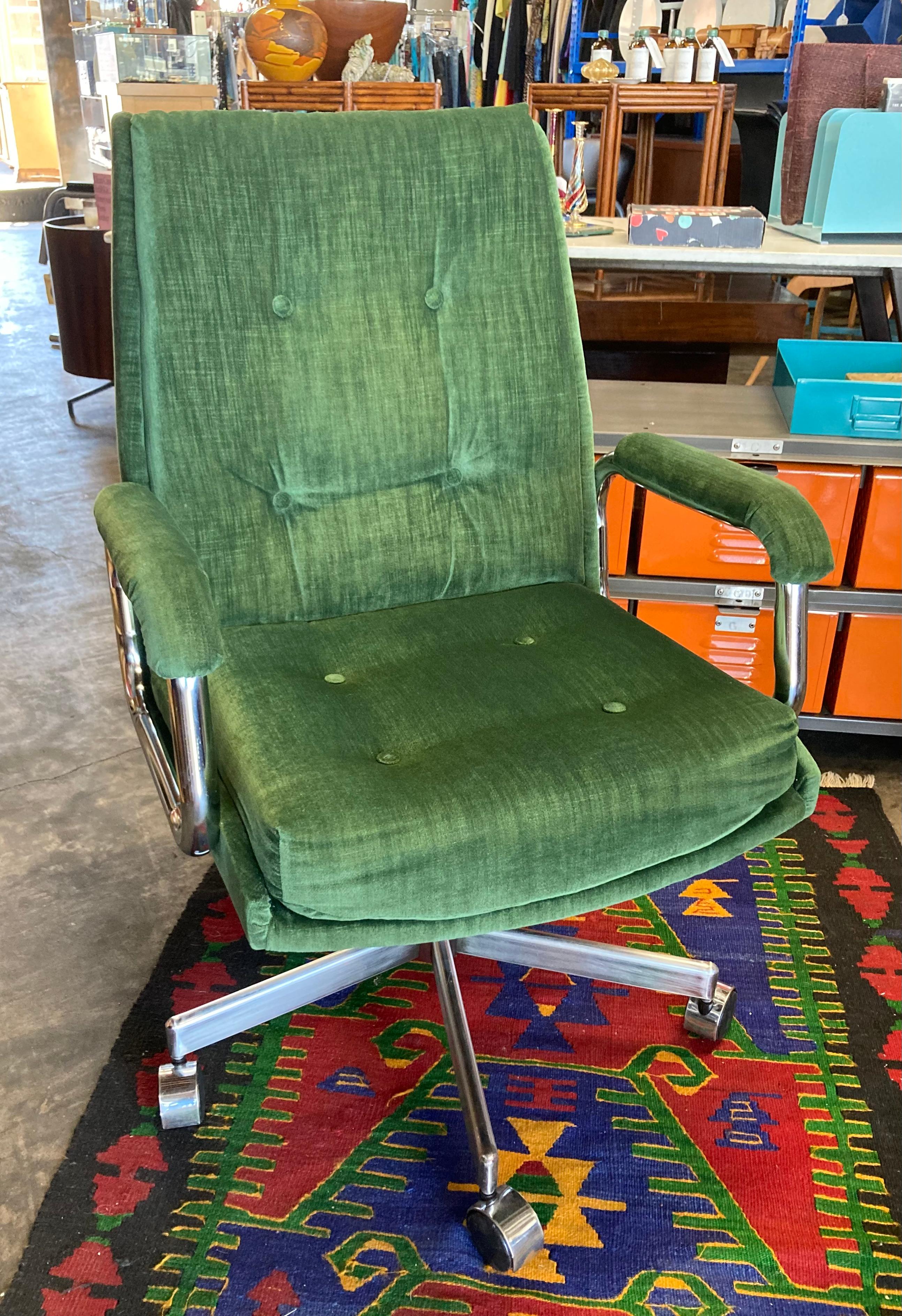 Chaise de bureau du milieu du siècle en velours Greene & Greene en vente 2