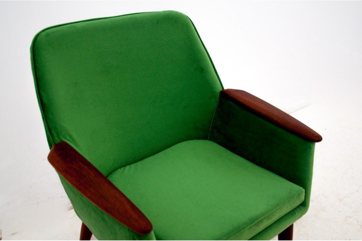 Green Velvet Modern Armchair, Danish Design, 1970s In Good Condition For Sale In Chorzów, PL