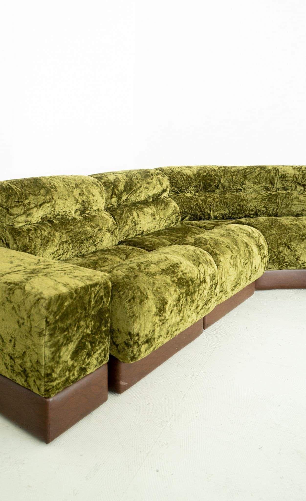 Green velvet modular Italian sofa In Good Condition In Brussel, BE