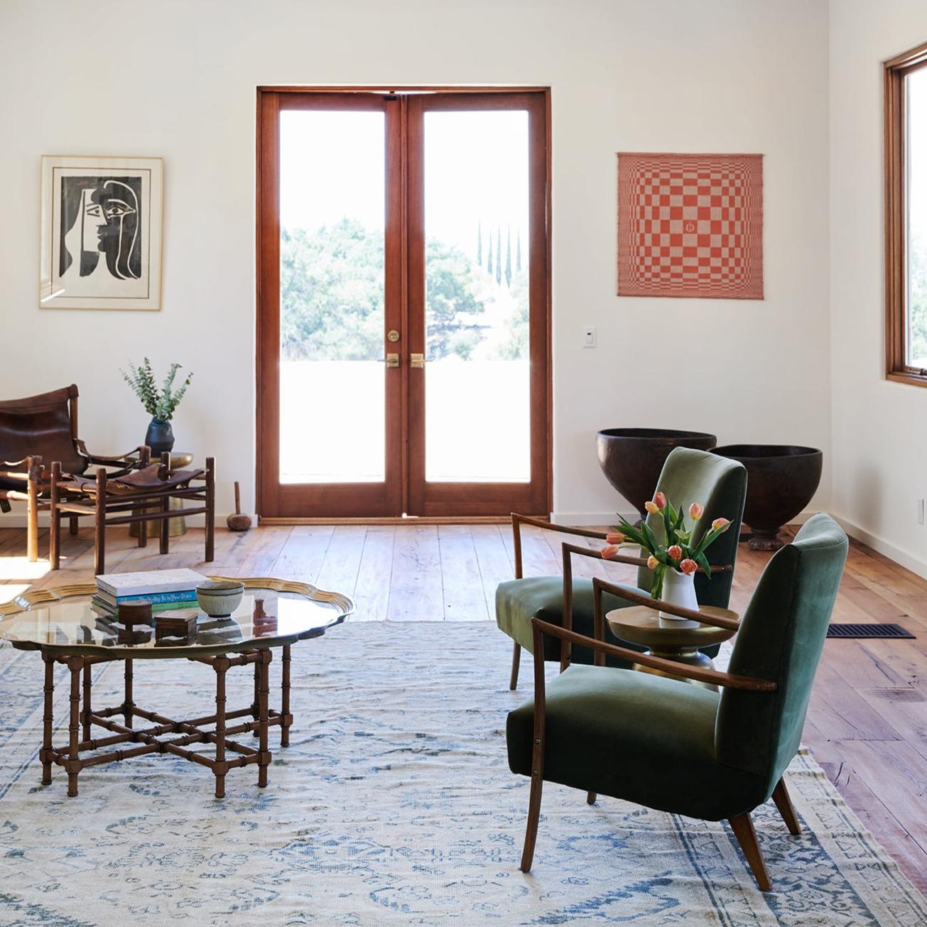 Bellissima sedia occasionale in velluto, questo colore straordinario farebbe la sua figura in qualsiasi ambiente! Venduto singolarmente. 


