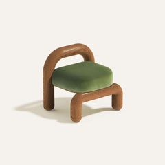 Chaise longue lithique en chêne rouge et velours vert par Maha Alavi Studio