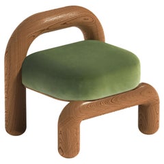 Silla Lounge Lítica de Terciopelo Verde y Roble Rojo de Maha Alavi Studio