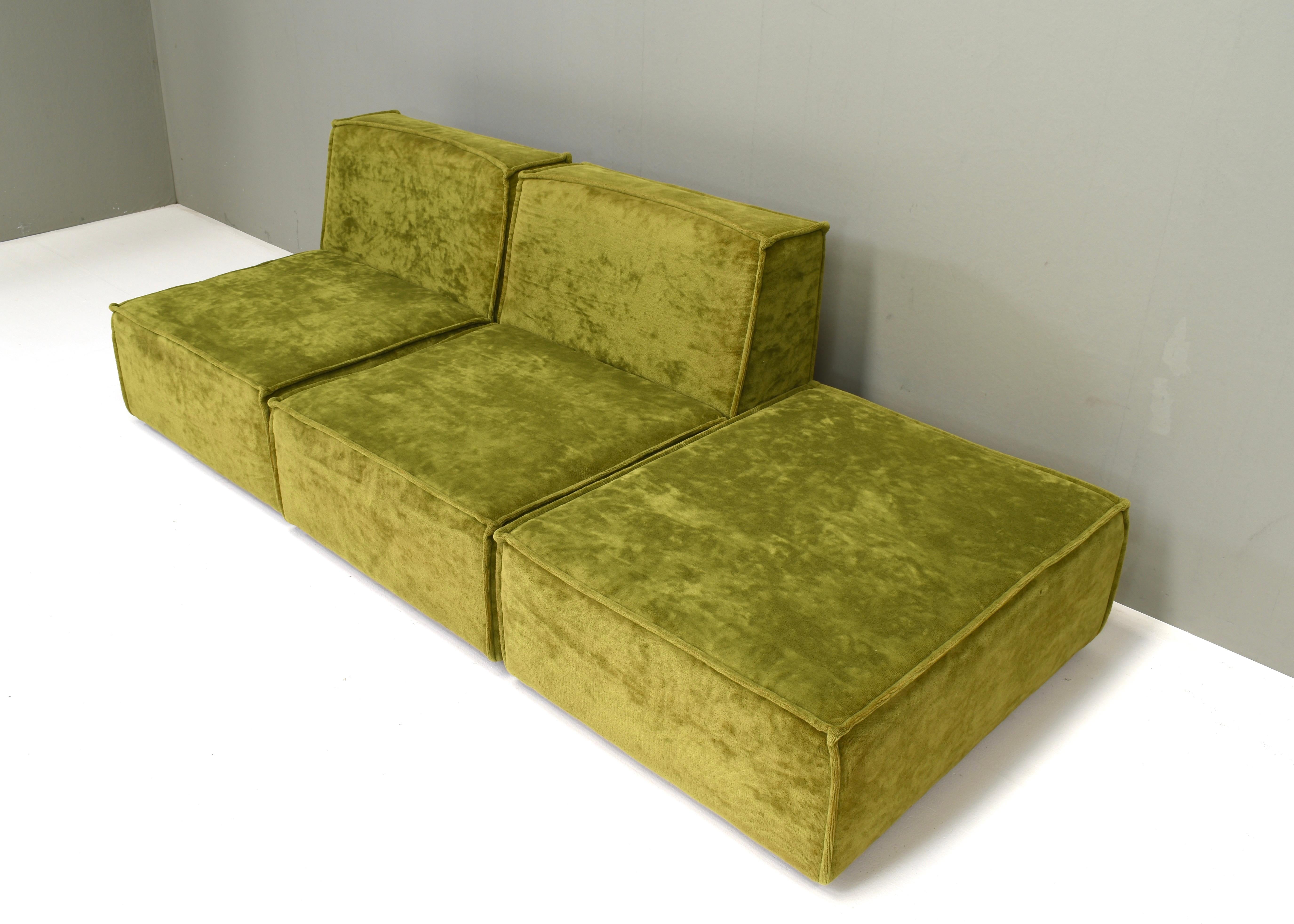 Groovy canapé sectionnel modulaire en tissu velours vert d'origine, circa 1970.
Designer : Inconnu
Fabricant : Inconnu
Modèle : Canapé sectionnel
Période de conception : 1970's
Date de fabrication : 1970's
Taille WDH en cm : 
one element 70x85x63