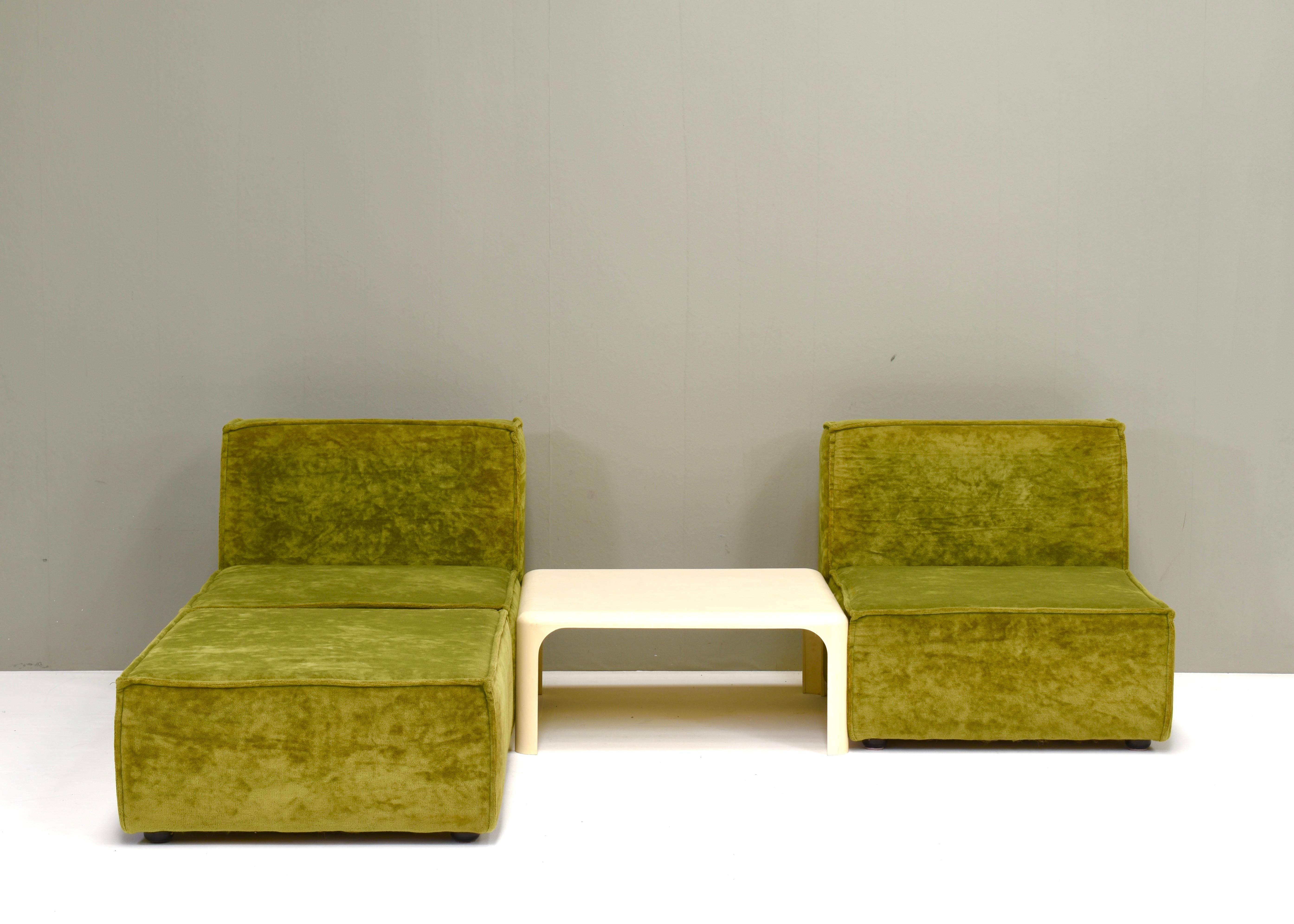 Mid-Century Modern Canapé sectionnel des années 70 en velours vert dans le style de COR TRIO, circa 1970 en vente