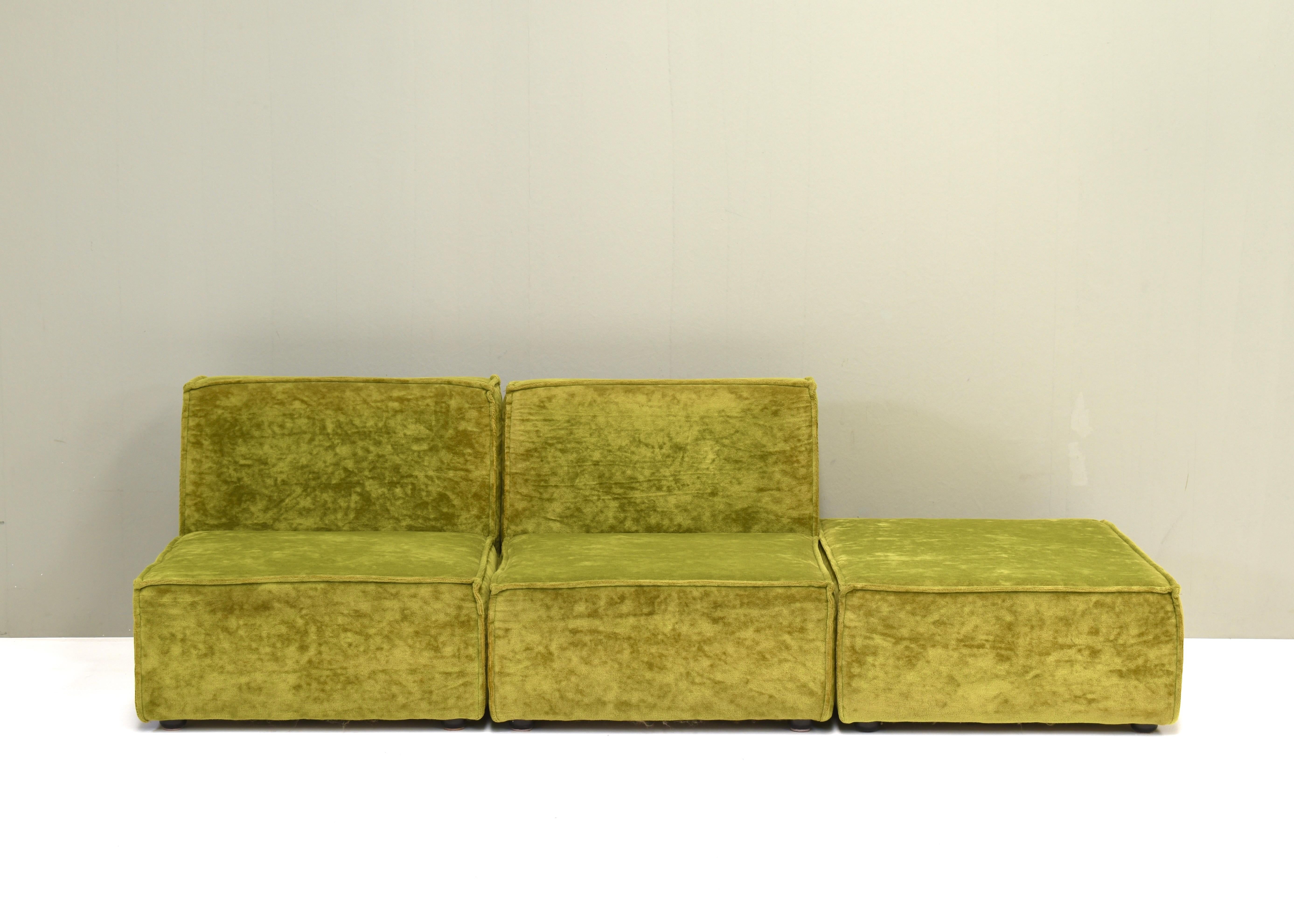 Velours Canapé sectionnel des années 70 en velours vert dans le style de COR TRIO, circa 1970 en vente