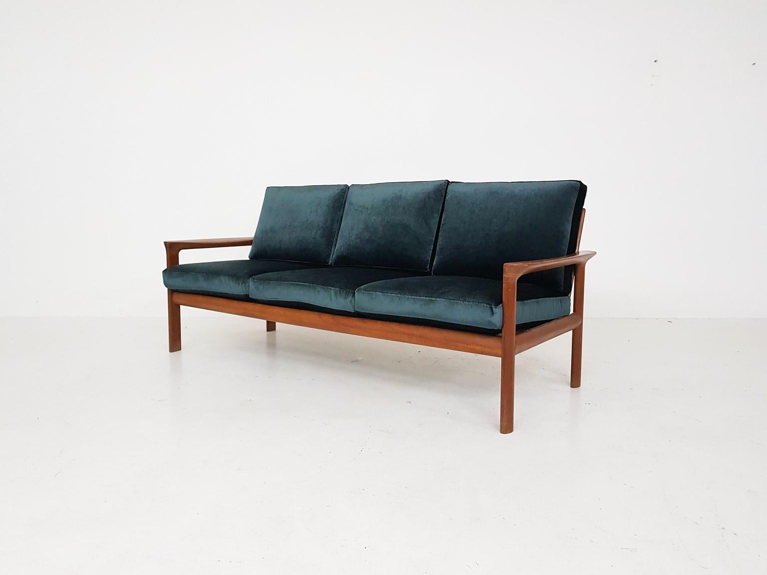 Velvet three-seat sofa by Sven Ellekaer for Komfort, Denmark, 1960s.

Beautiful sofa from Denmark. This sofa is designed by Sven Ellekaer and part of the “Borneo” seating group by Komfort. It is made of solid teak and in good condition. The