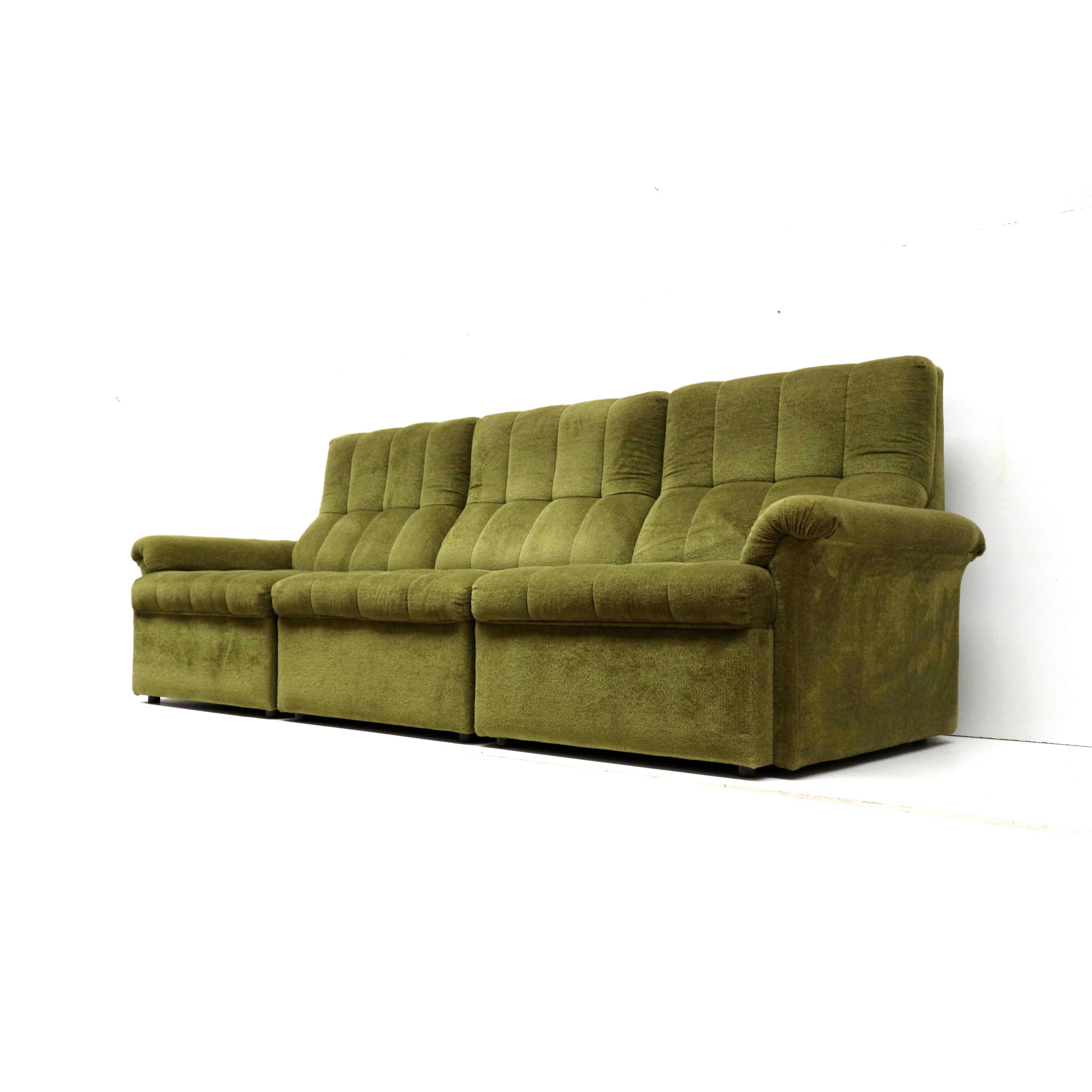 Divano vintage in velluto verde realizzato negli anni '70.

Dimensioni:
Larghezza: 236 cm
Profondità: 89 cm
Altezza dello schienale: 88 cm
Altezza del sedile: 38 cm
