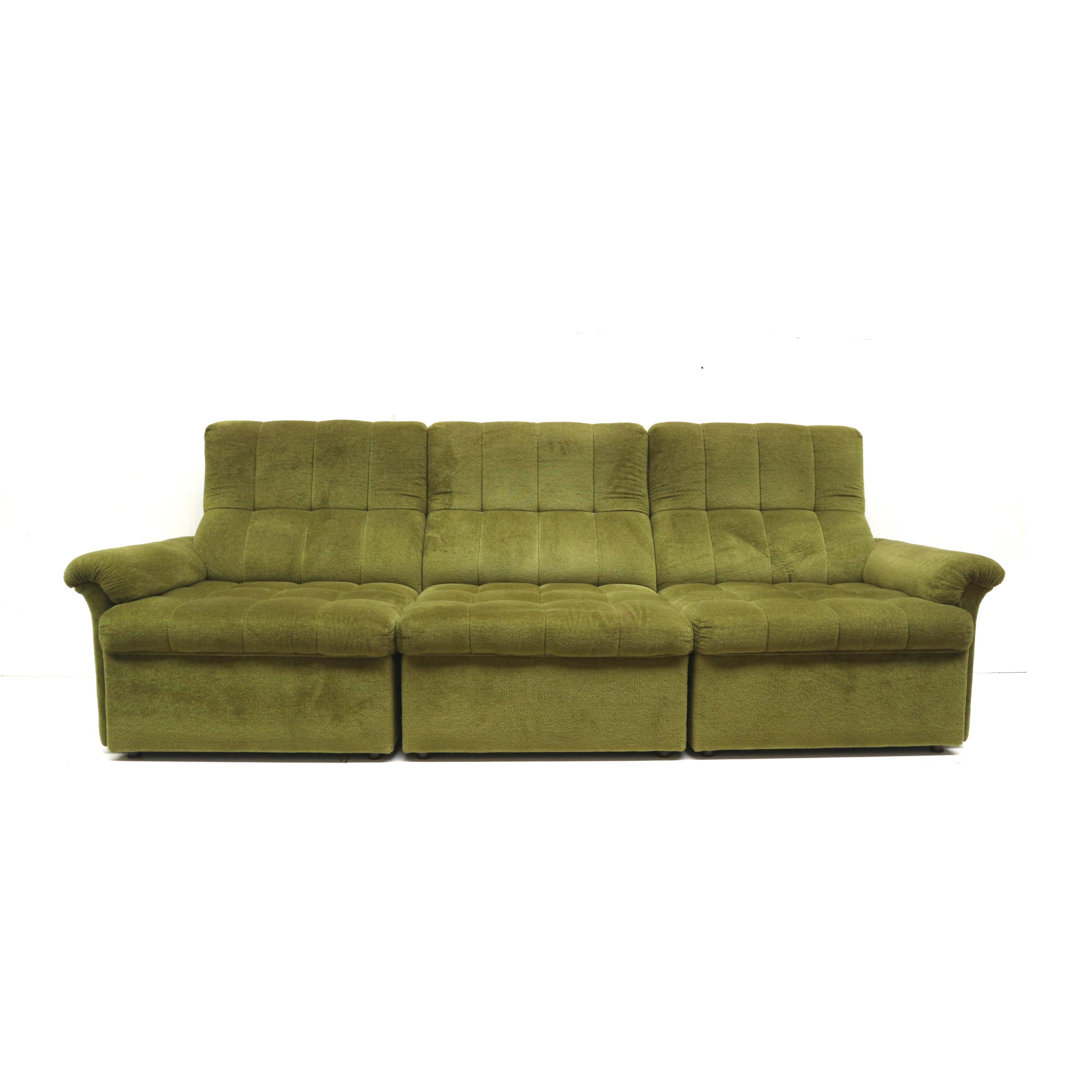 Mid-Century moderno Divano in velluto verde con elementi vintage degli anni '70 in vendita
