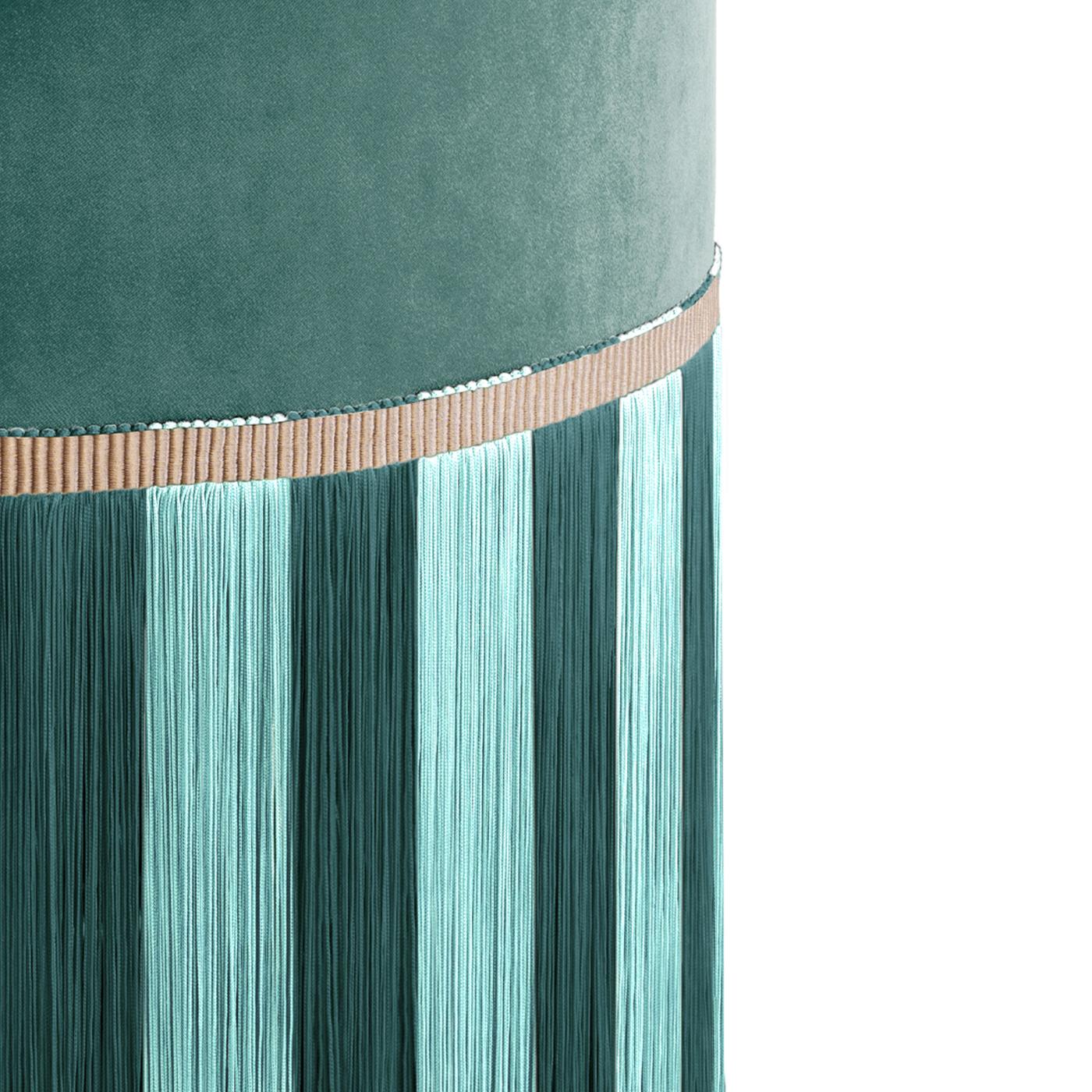 Puf de terciopelo verde con flecos bicolor Siglo XXI y contemporáneo en venta